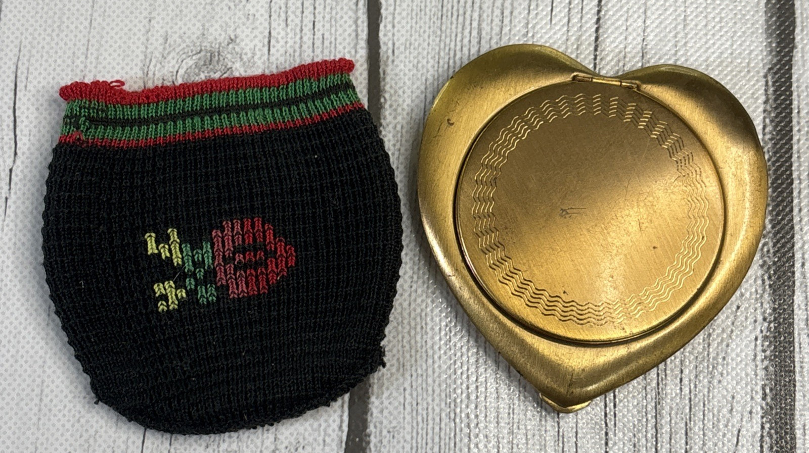 Vintage 50-60s America Beauty Elgin Heart-Shaped Gold Tone Compact w/Knit Pouch. Vintage 50-60s America Beauty Elgin Heart-Shaped Gold Tone Compact w/Knit Pouch.