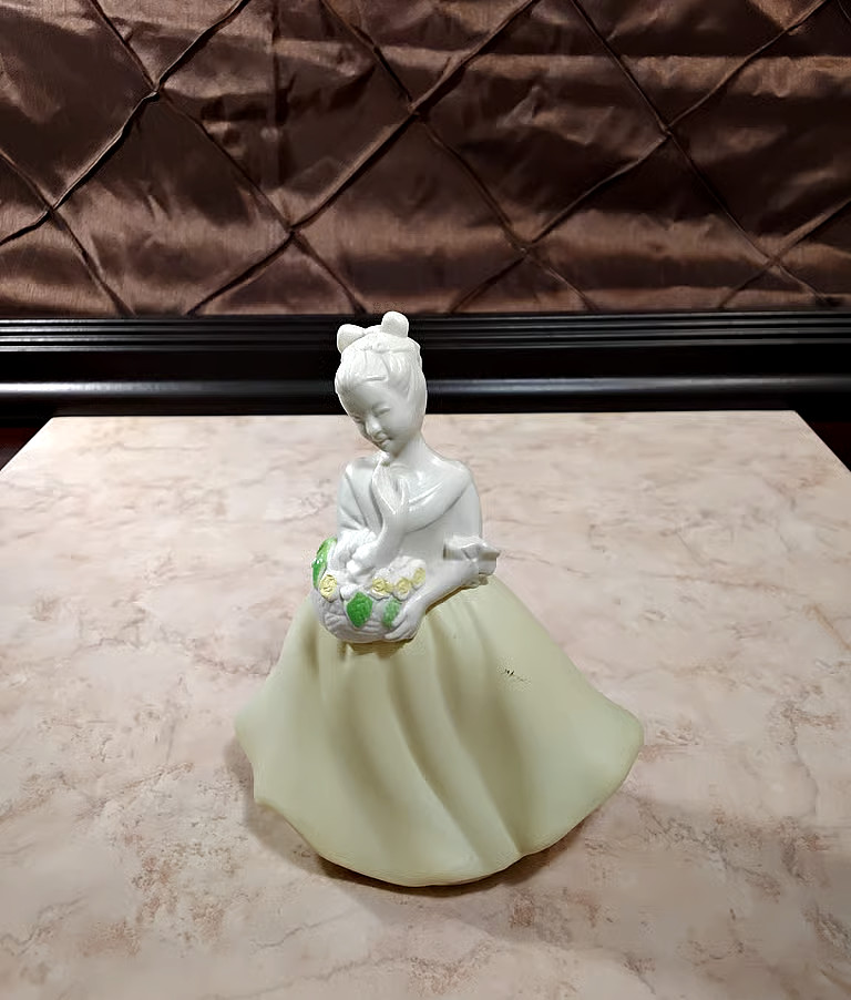 Vintage 1970s Avon Girl with Flower Basket Decanter Bottle - Great Display Vintage 1970s Avon Girl with Flower Basket Decanter Bottle - Great Display