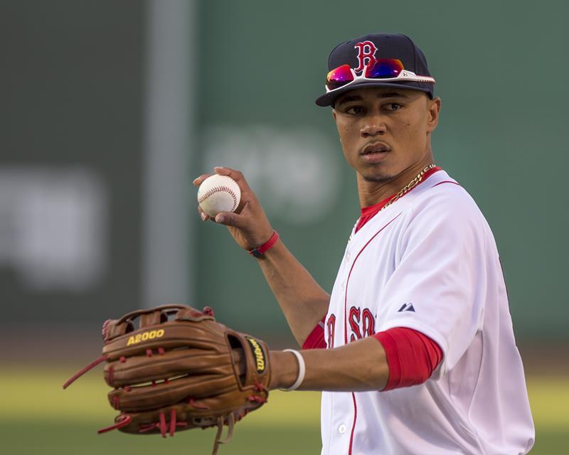 MOOKIE BETTS Boston Red Sox 8X10 PHOTO PICTURE 22050701733