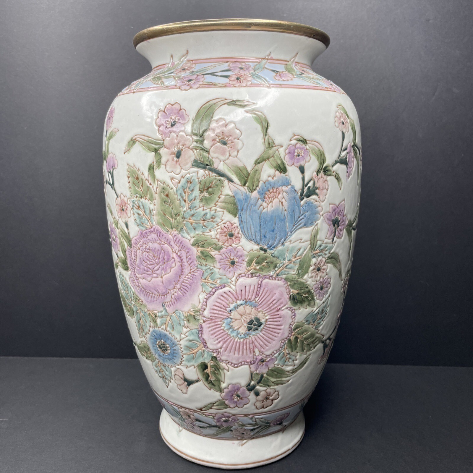 Vintage Chinese Famille Rose Porcelain Vase 12\