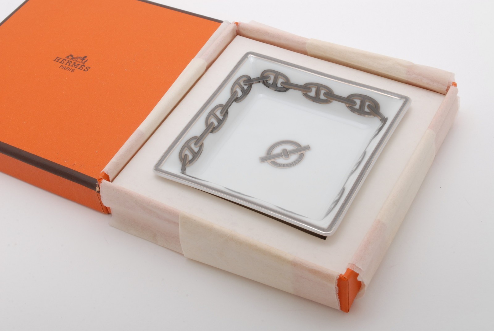 Hermes Ashtray Chaine D'Ancre Porcelain Accessory Tray Plate Cigar Auth w/ box Hermes Ashtray Chaine D'Ancre Porcelain Accessory Tray Plate Cigar Auth w/ box