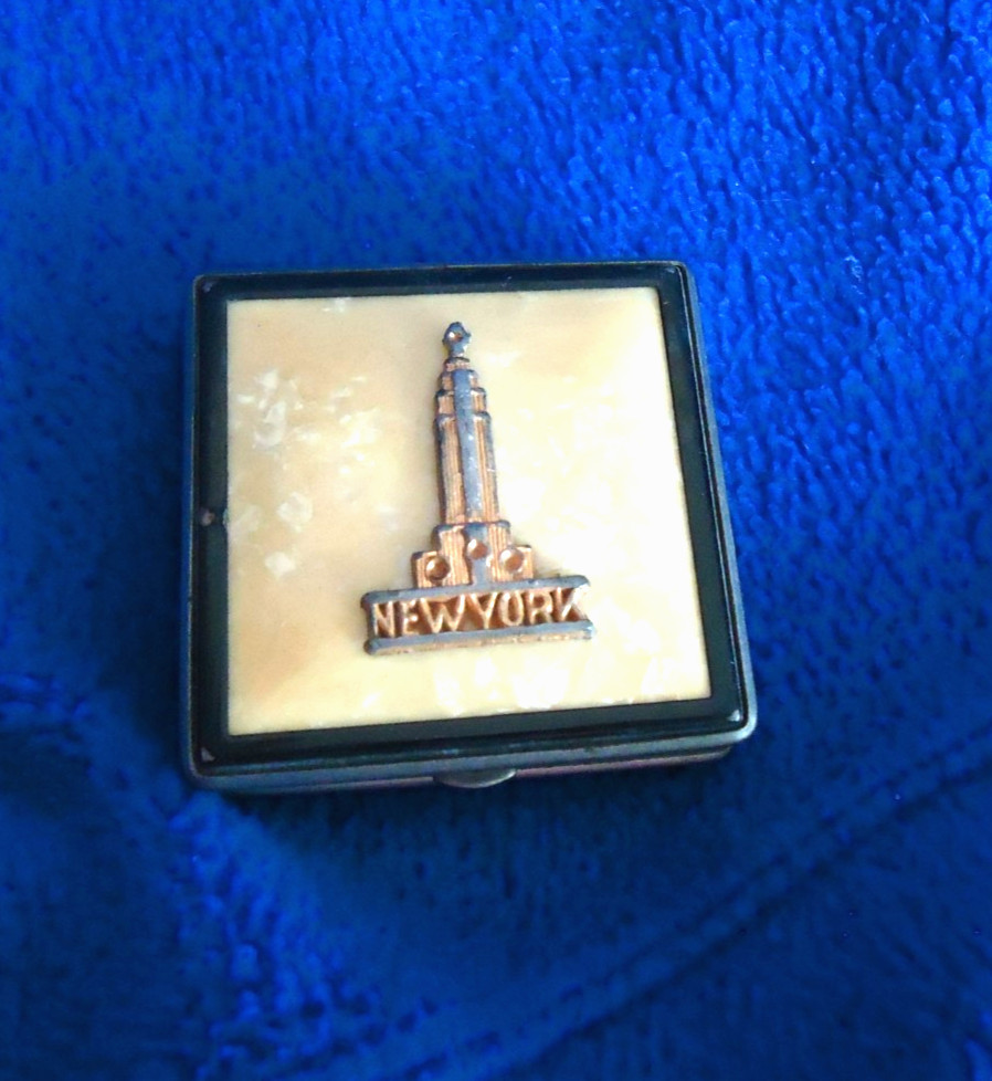 VINTAGE 1950s EMPIRE STATE BUILDING NY SOUVENIR COMPACT CELLULOID HANDWARMER