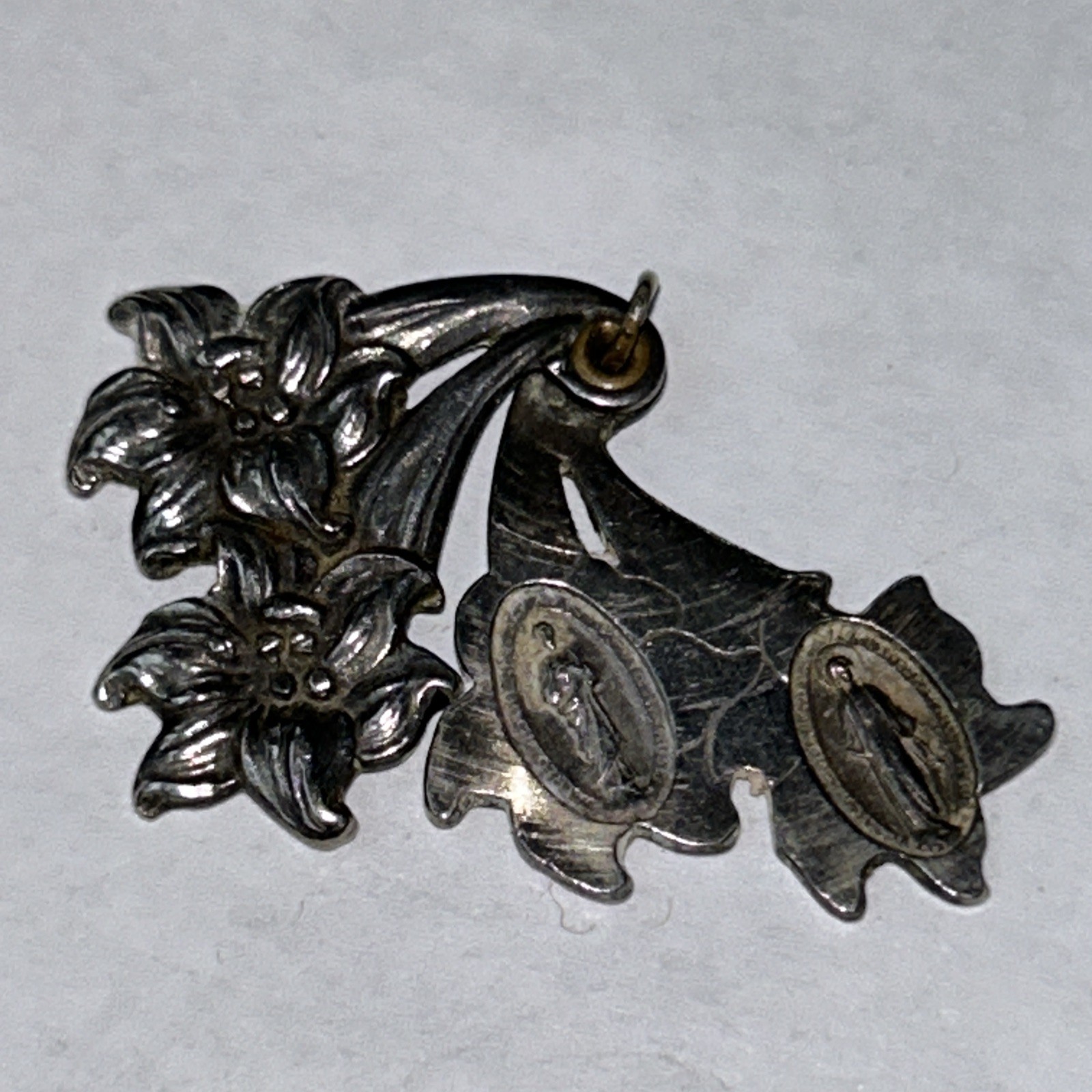 VINTAGE STERLING SILVER Lillies RELIGIOUS SLIDE LOCKET MEDAL CHARM VINTAGE STERLING SILVER Lillies RELIGIOUS SLIDE LOCKET MEDAL CHARM