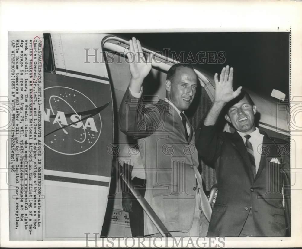 1965 Press Photo Astronauts Charles Conrad Jr. & L. Gordon Cooper In Washington 1965 Press Photo Astronauts Charles Conrad Jr. & L. Gordon Cooper In Washington