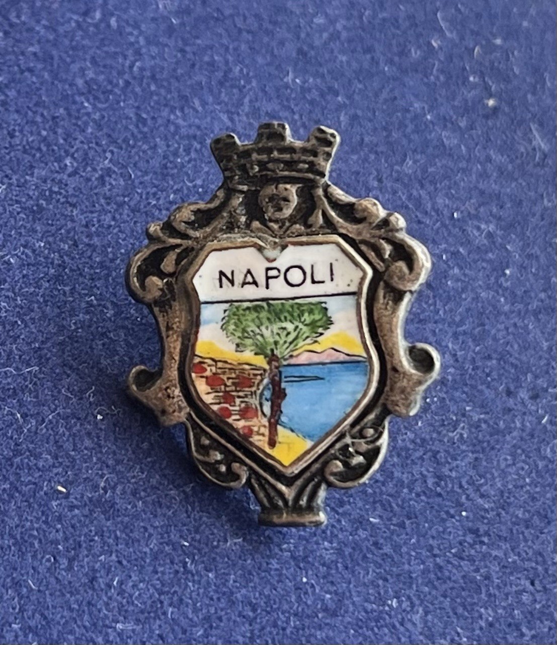VINTAGE NAPOLI /NAPLES ITALY TRAVEL PIN BADGE/SEASIDE/VERY GOOD PRE-OWNED VINTAGE NAPOLI /NAPLES ITALY TRAVEL PIN BADGE/SEASIDE/VERY GOOD PRE-OWNED