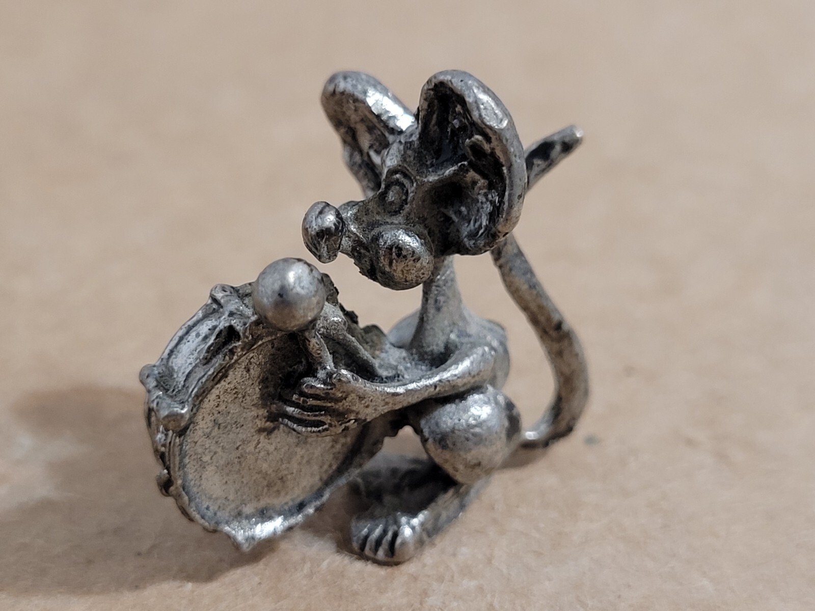 SUPER ADORABLE VINTAGE MINIATURE PEWTER MOUSE PLAYING BASE DRUM 1\ SUPER ADORABLE VINTAGE MINIATURE PEWTER MOUSE PLAYING BASE DRUM 1\