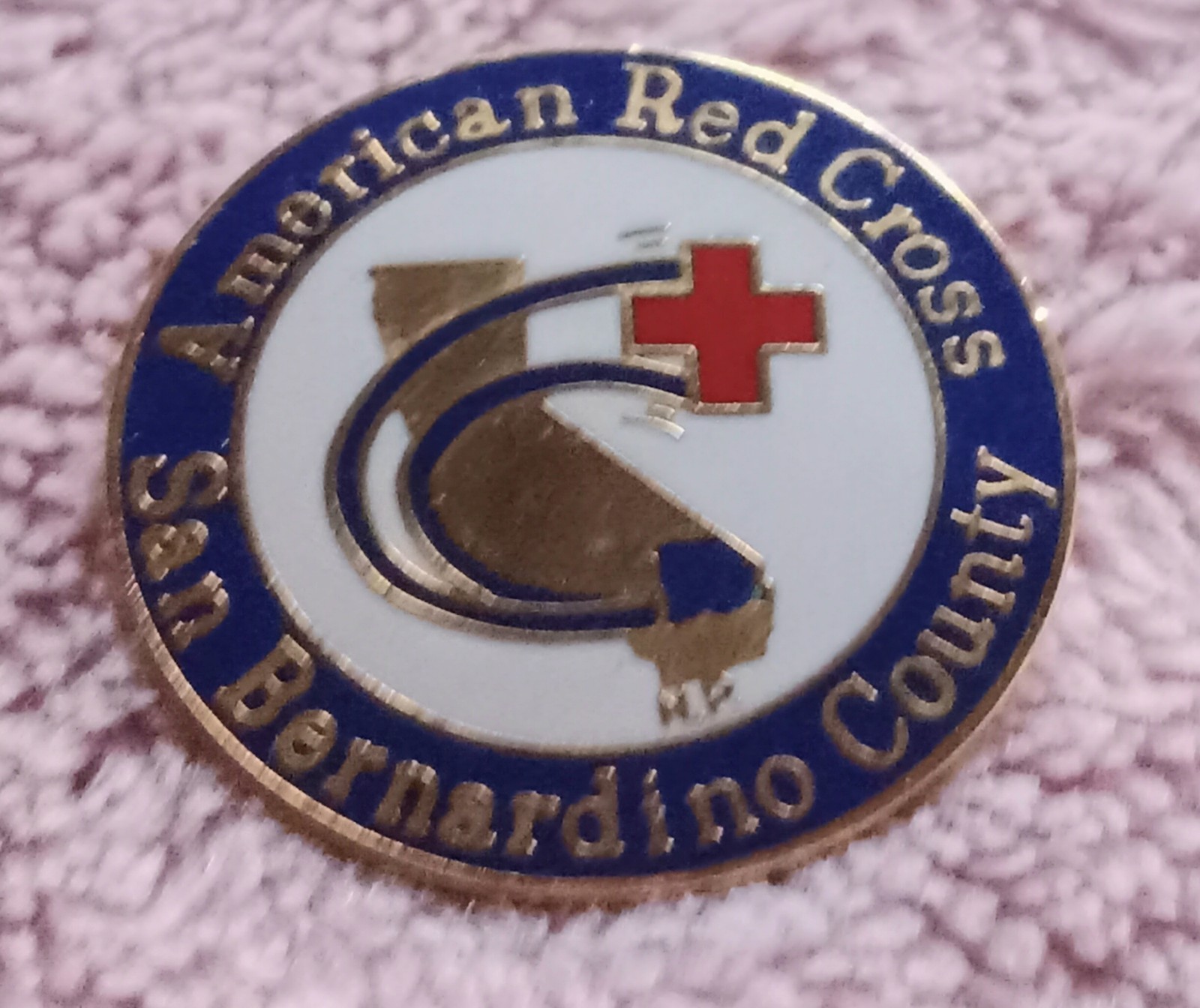 Vintage Orig Luggage San Bernardino CA RED CROSS Tag Lapel Pin Estate Enamel B4