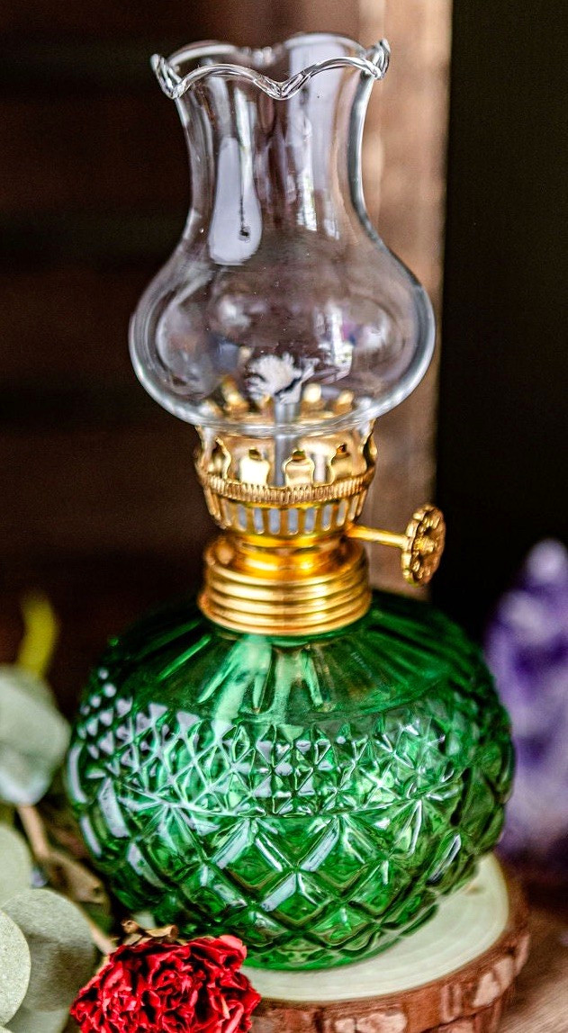 Vintage Style Oil Lamp Diamond Pattern Green Glass Font w/ Clear Chimney Vintage Style Oil Lamp Diamond Pattern Green Glass Font w/ Clear Chimney