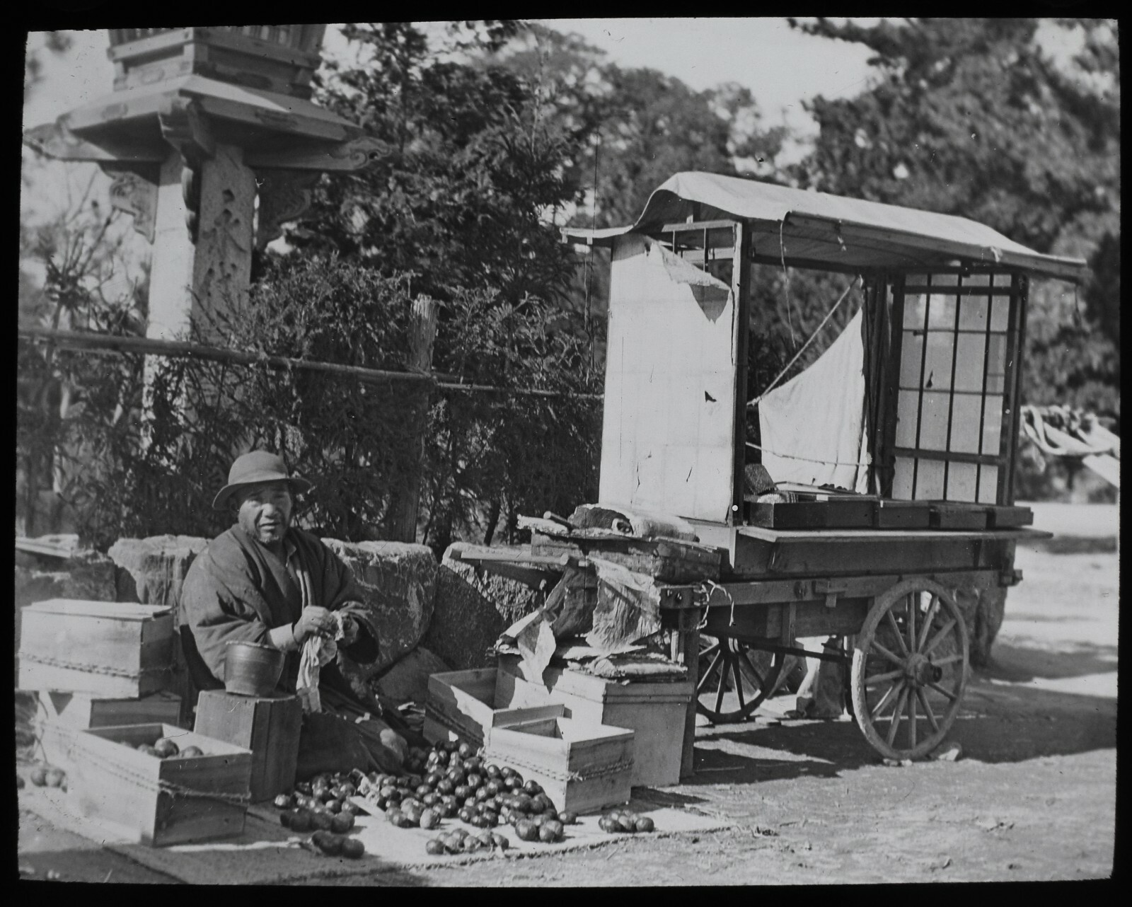 ANTIQUE Magic Lantern Slide MAN SELLING POMEGRANATES C1900 PHOTO JAPAN JAPANESE ANTIQUE Magic Lantern Slide MAN SELLING POMEGRANATES C1900 PHOTO JAPAN JAPANESE
