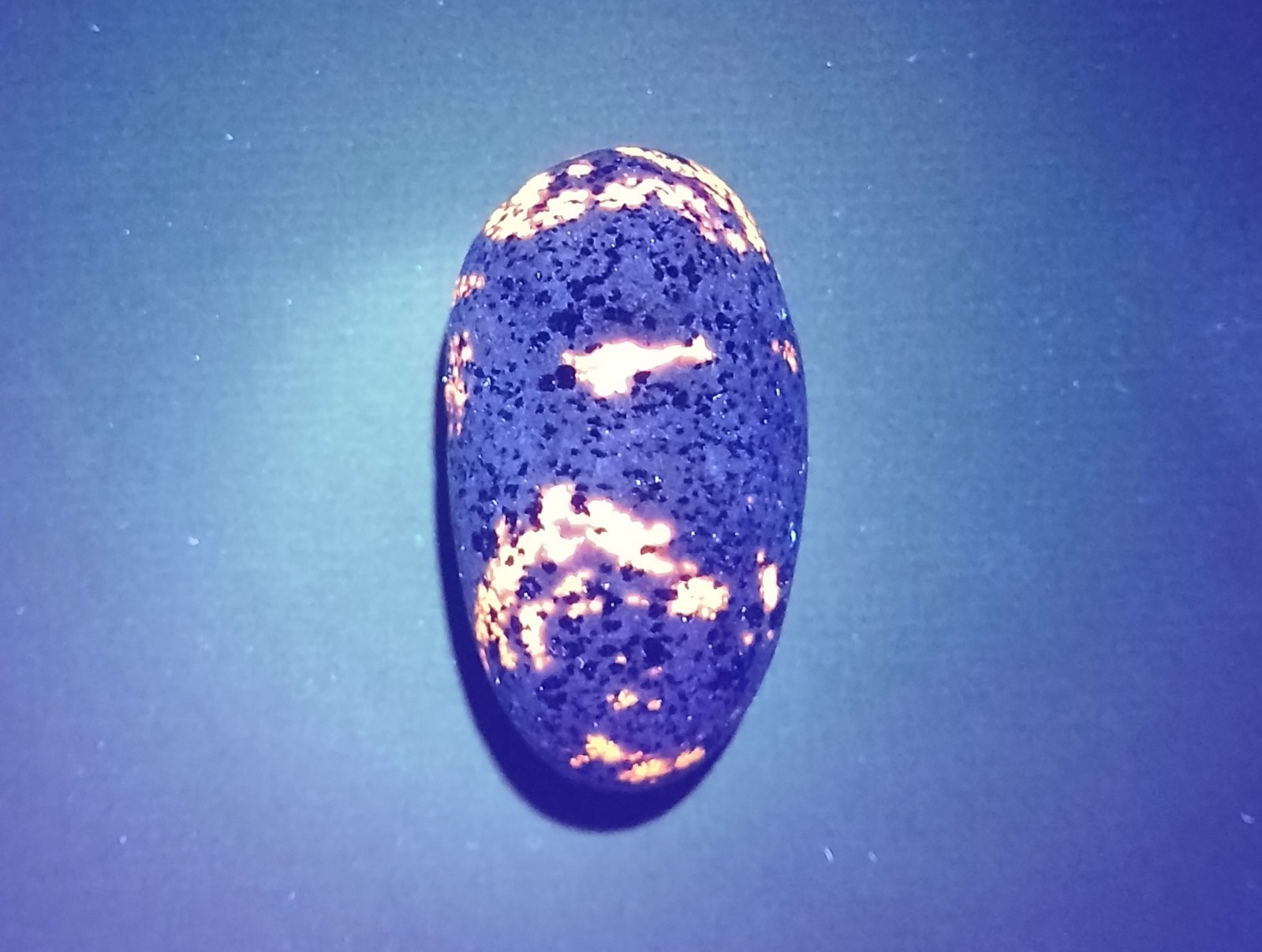 Fluorescent Sodalite ( Yooperlite ) 2.2 oz. A Bright Nice Lake Superior Stone Fluorescent Sodalite ( Yooperlite ) 2.2 oz. A Bright Nice Lake Superior Stone