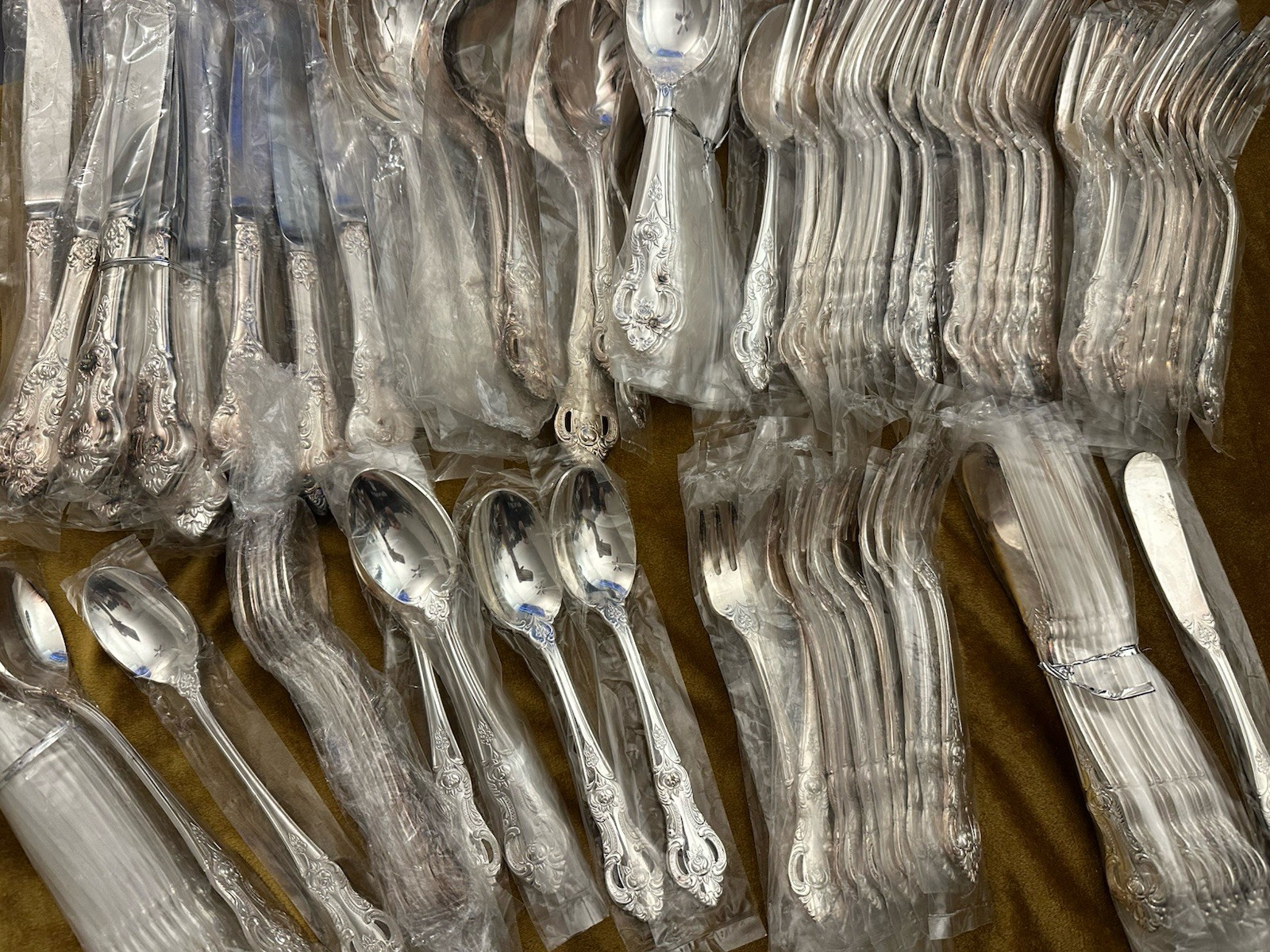 104 Piece Royal Gallery RGL4 Silverplate Flatware Set Korea 104 Piece Royal Gallery RGL4 Silverplate Flatware Set Korea