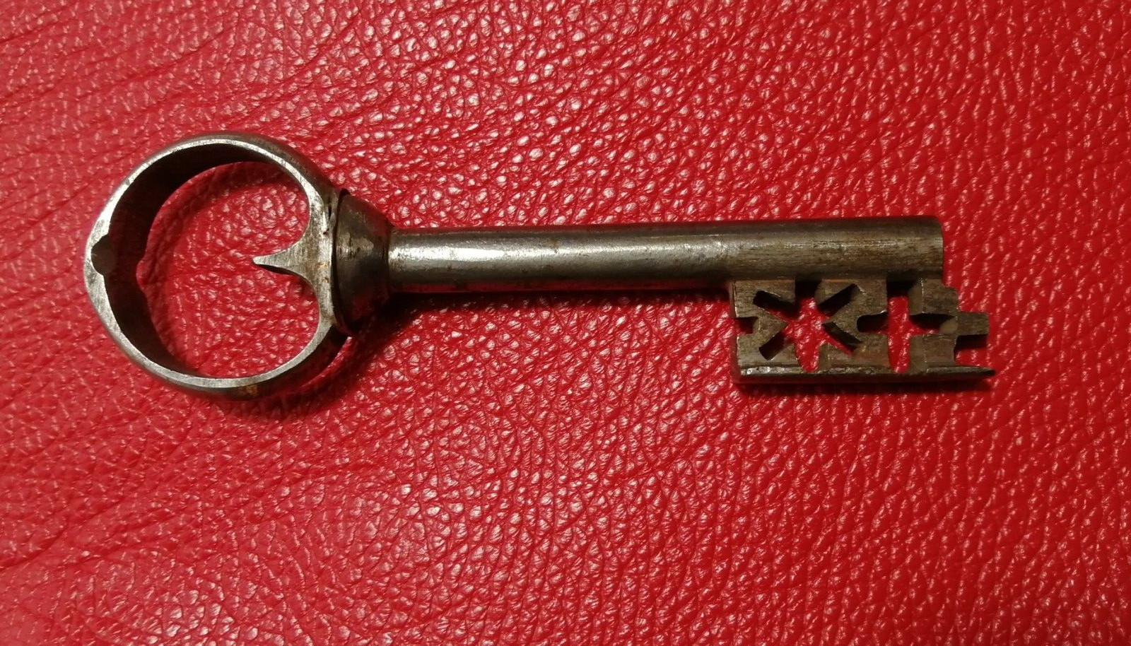 ANTIQUE 15TH-16TH CENTURY WROUGHT COLLECTIBLE IRON DOOR/CHEST LOCK KEY **12cm** ANTIQUE 15TH-16TH CENTURY WROUGHT COLLECTIBLE IRON DOOR/CHEST LOCK KEY **12cm**
