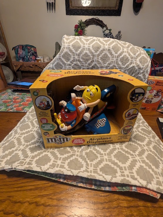 M&M’s Airplane Candy Dispenser – Lights & Sound – New in Box – Red & Yellow Char M&M’s Airplane Candy Dispenser – Lights & Sound – New in Box – Red & Yellow Char