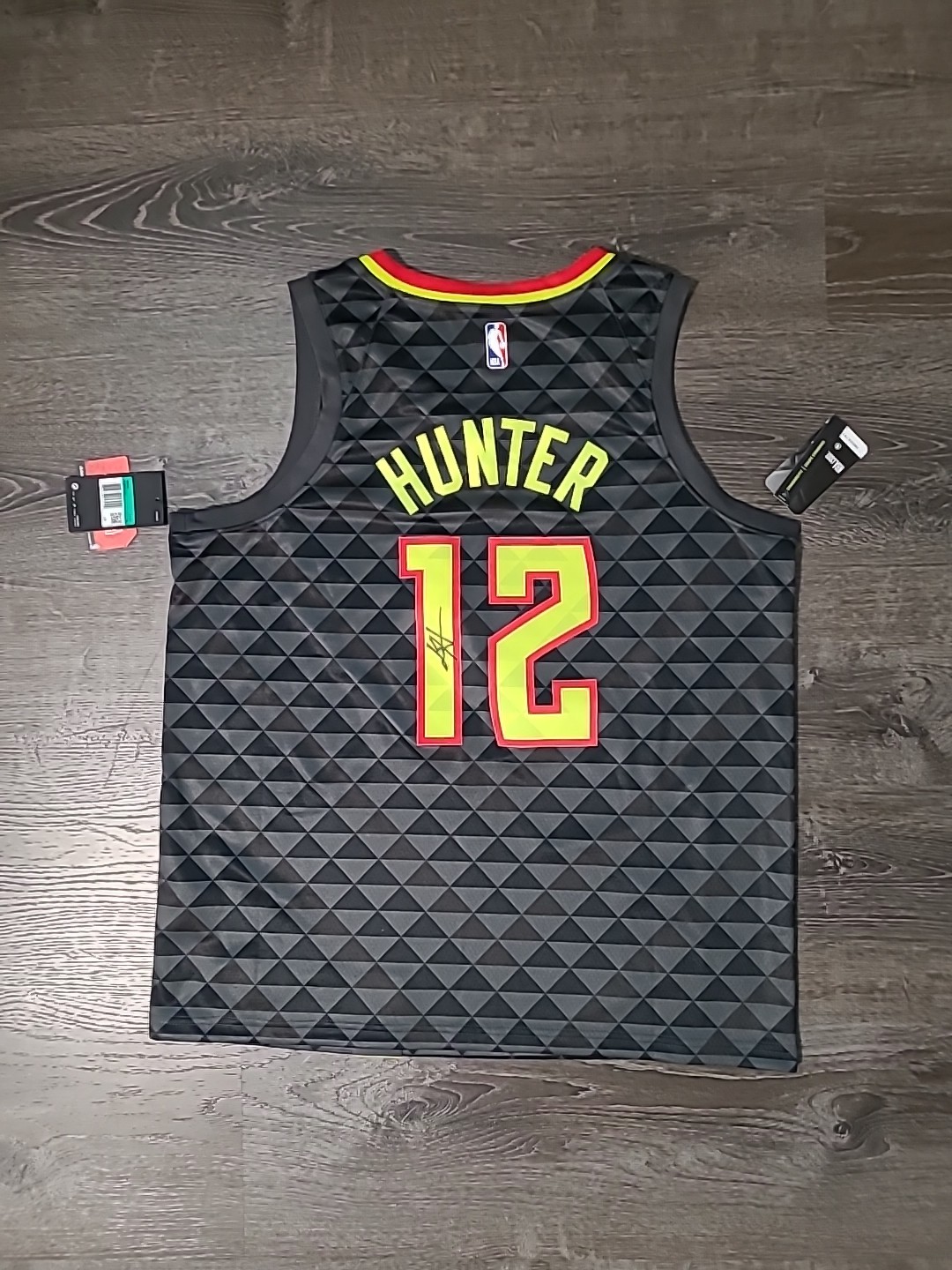 Deandre Hunter signed Atlanta Hawks jersey Deandre Hunter signed Atlanta Hawks jersey