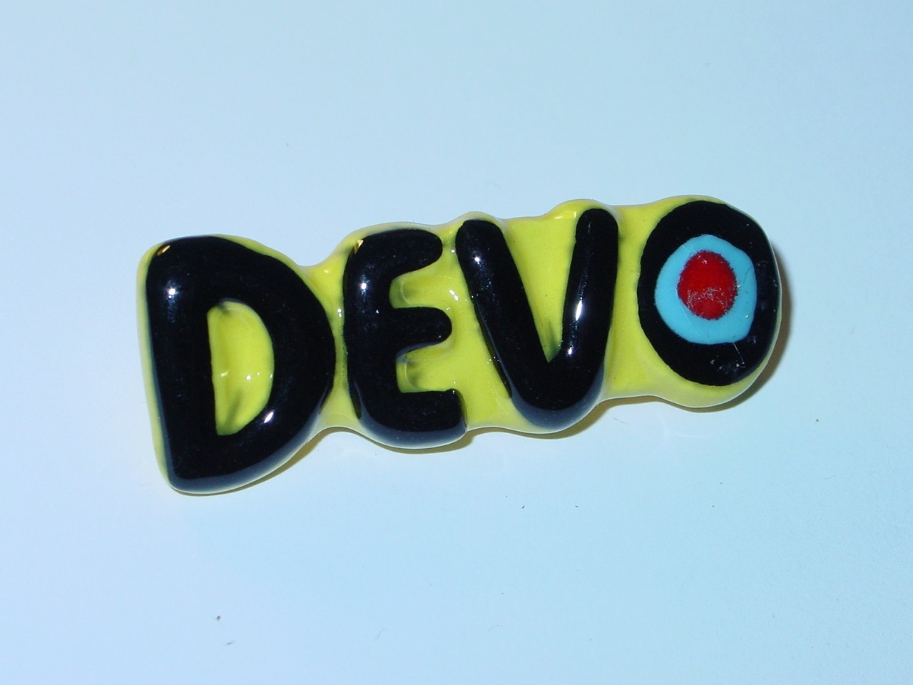 DEVO VINTAGE 1980\'s CERAMIC PIN COLLECTIBLE PUNK ROCK ITEM 1.75 INCH -NICE DEVO VINTAGE 1980\'s CERAMIC PIN COLLECTIBLE PUNK ROCK ITEM 1.75 INCH -NICE