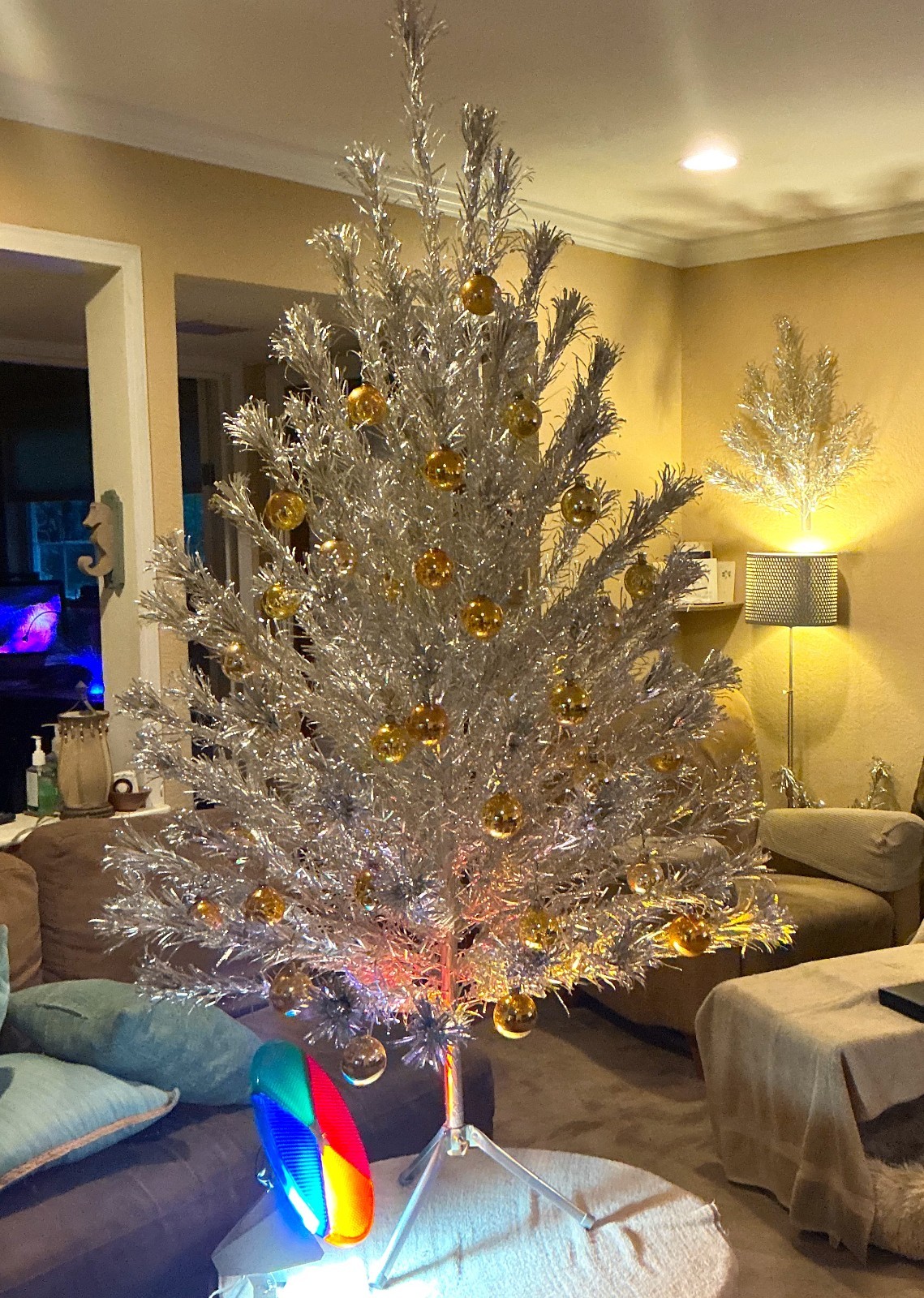 Vintage Evergleam Frosty Aluminum Christmas Tree 6FT 100 Br Penetray Color Wheel Vintage Evergleam Frosty Aluminum Christmas Tree 6FT 100 Br Penetray Color Wheel
