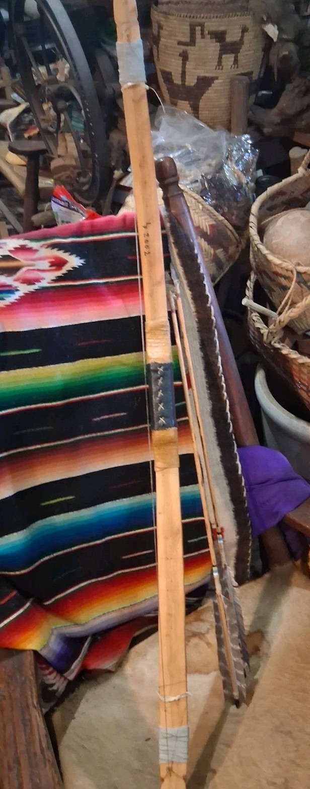 **AWESOME VINTAGE NATIVE AMERICAN APACHE SHORT BOW 41 IN  2 ARROWS  SIGNED  *