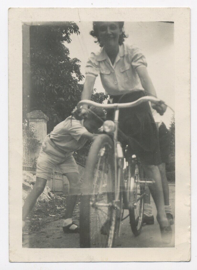 Vintage Photography Women\'s Bike Child Unusual Framing Snapshot SB345