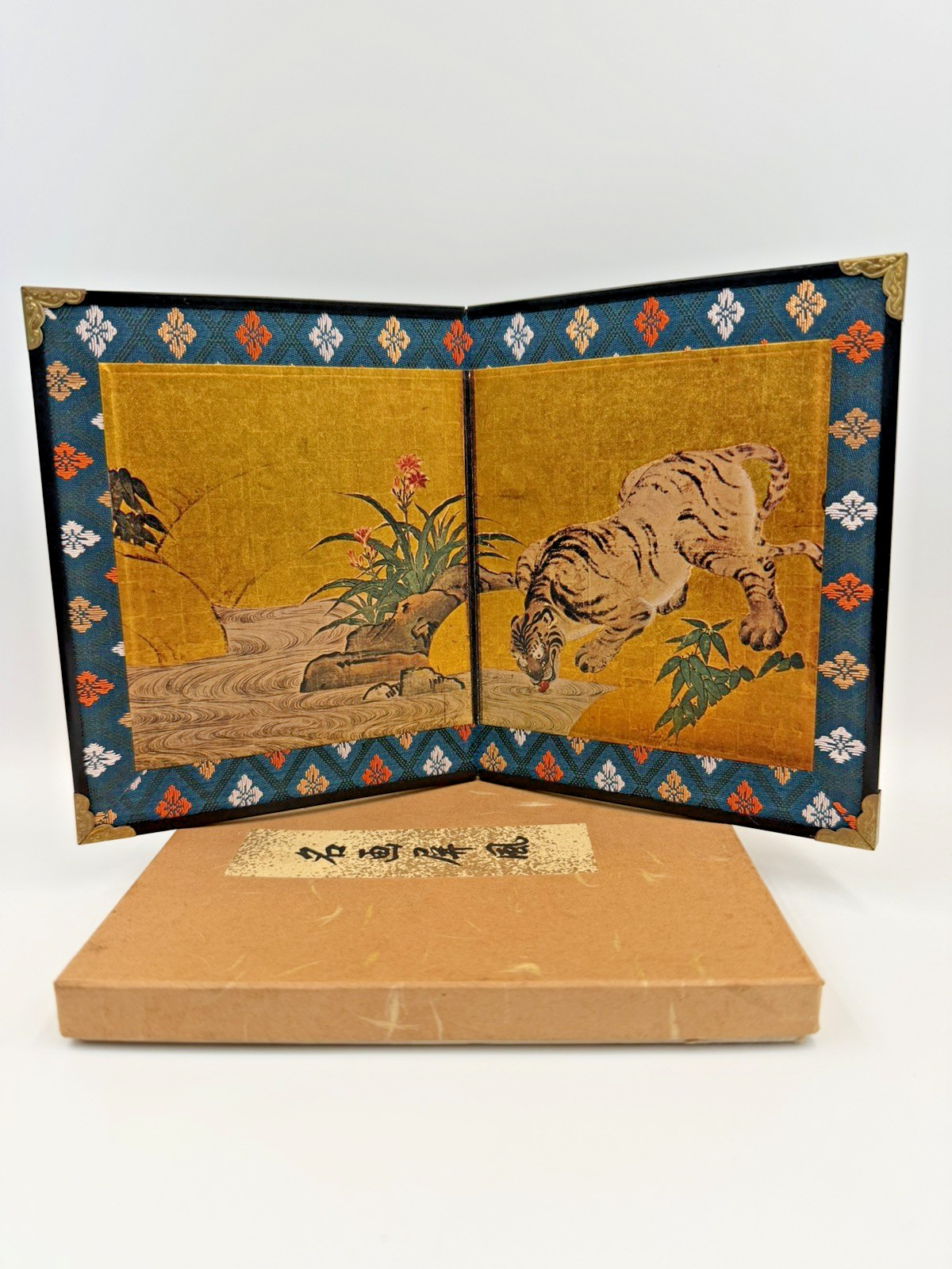 Vintage Japanese Kano Tanyu Gold Leaf Bamboo Forest Tiger Decorated Silk Screen Vintage Japanese Kano Tanyu Gold Leaf Bamboo Forest Tiger Decorated Silk Screen