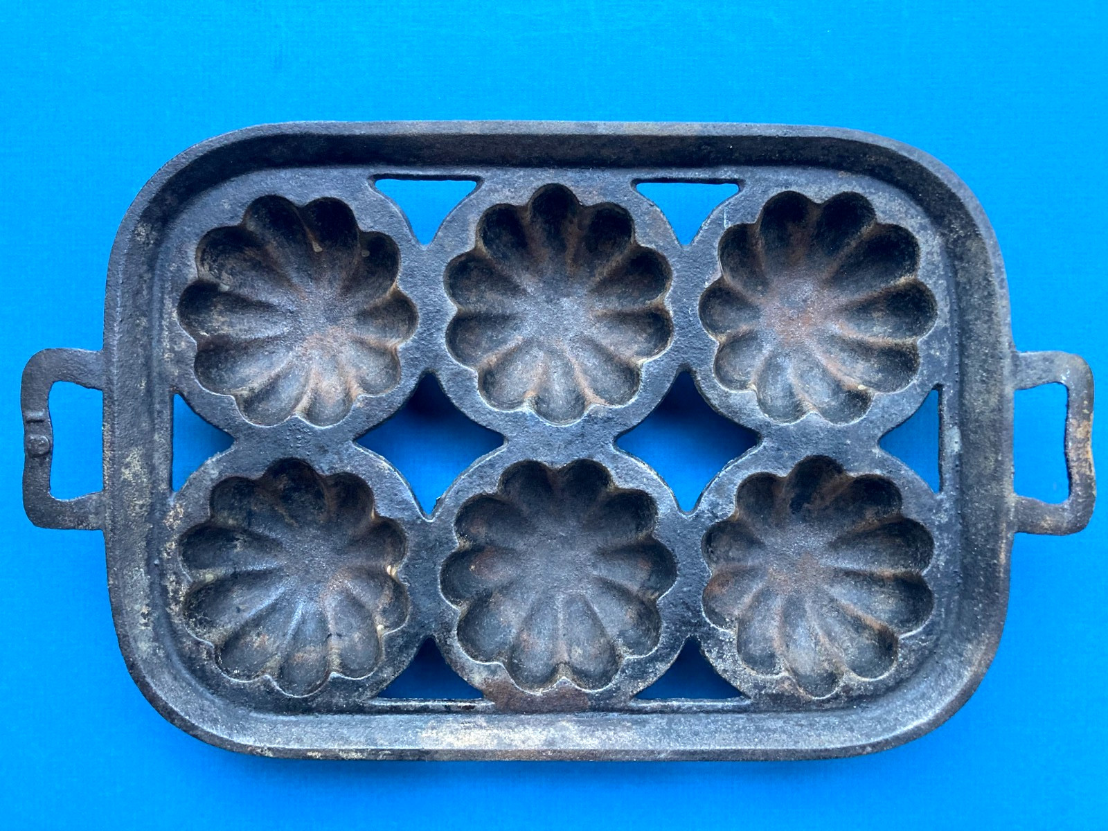 Vintage Cast Iron Cornbread/Muffin Pan 6 Cup Open Handles #19 Vintage Cast Iron Cornbread/Muffin Pan 6 Cup Open Handles #19