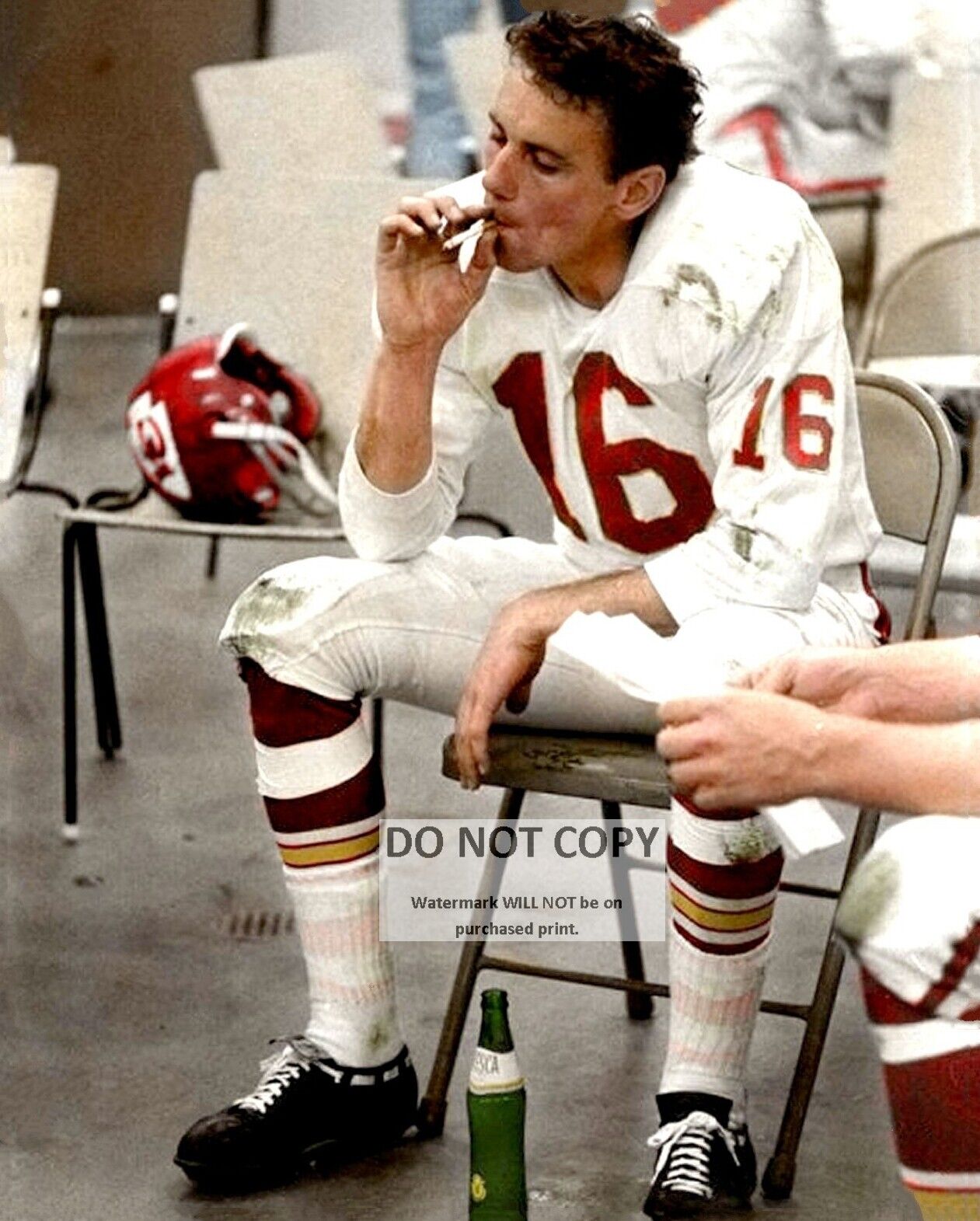 QB LEN DAWSON SMOKING A CIGARETTE AND DRINKING A FRESCA - 8X10 PHOTO (AZ323)
