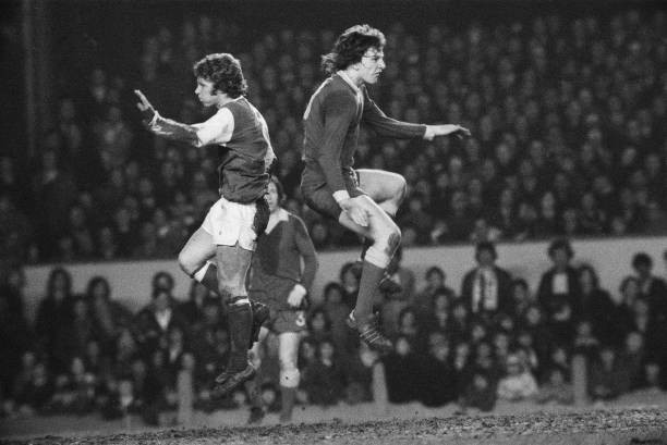 Arsenal midfielder Alan Ball a challenge 26th March 1973 Arsenal 1- Old Photo Arsenal midfielder Alan Ball a challenge 26th March 1973 Arsenal 1- Old Photo