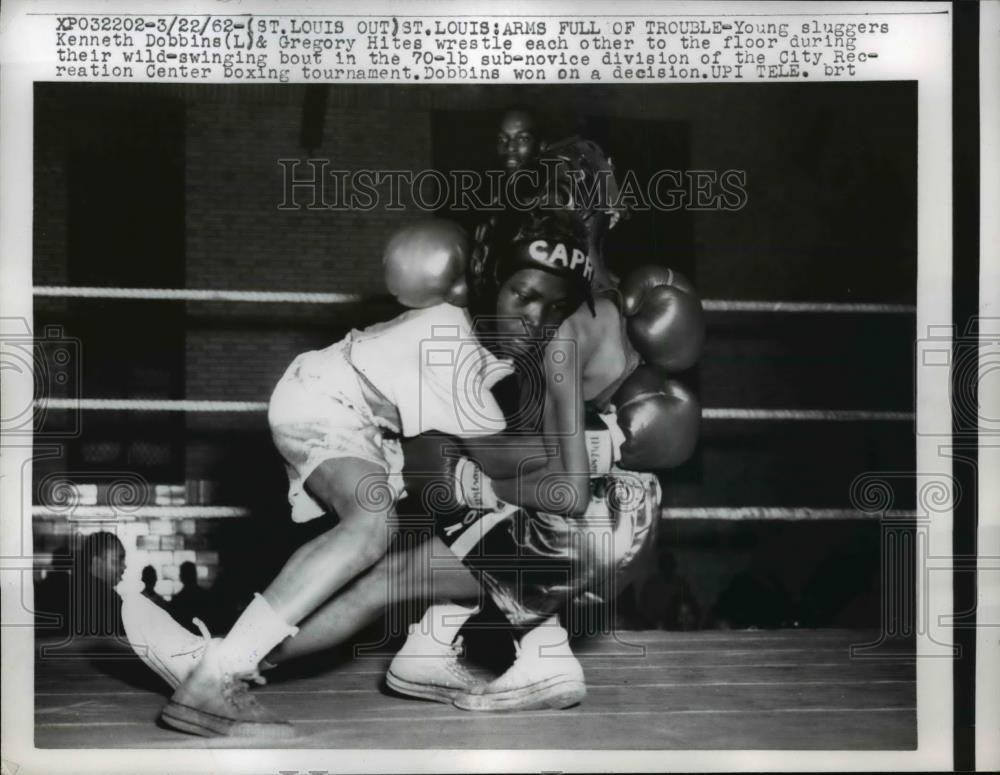 1962 Press Photo Kenneth Dobbins vs Gregory Hites at St Louis MO boxing 1962 Press Photo Kenneth Dobbins vs Gregory Hites at St Louis MO boxing
