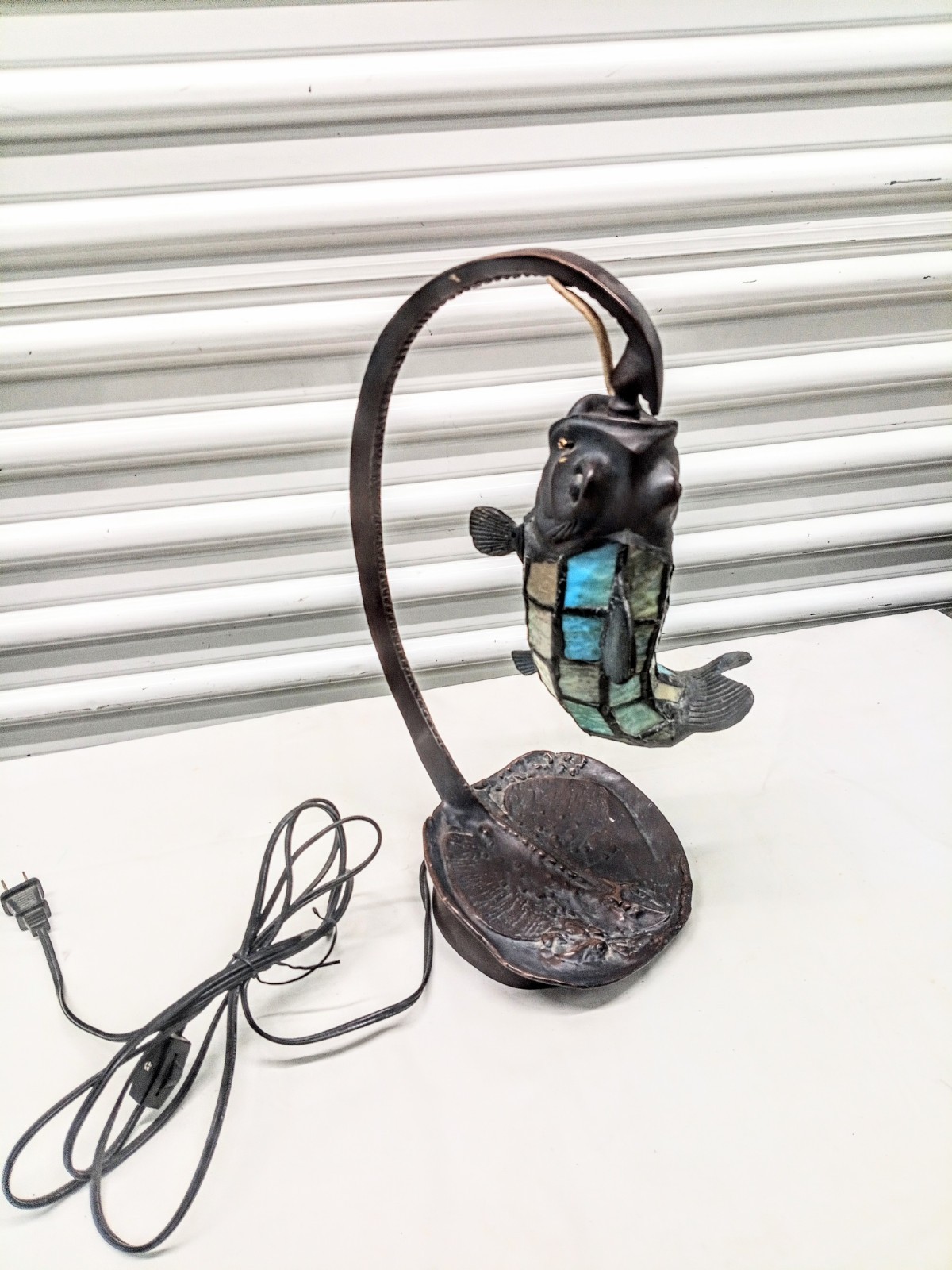 Antique Bronze Slag Glass/Mosaic Fish & Stingray Table Lamp. Great Condition Antique Bronze Slag Glass/Mosaic Fish & Stingray Table Lamp. Great Condition