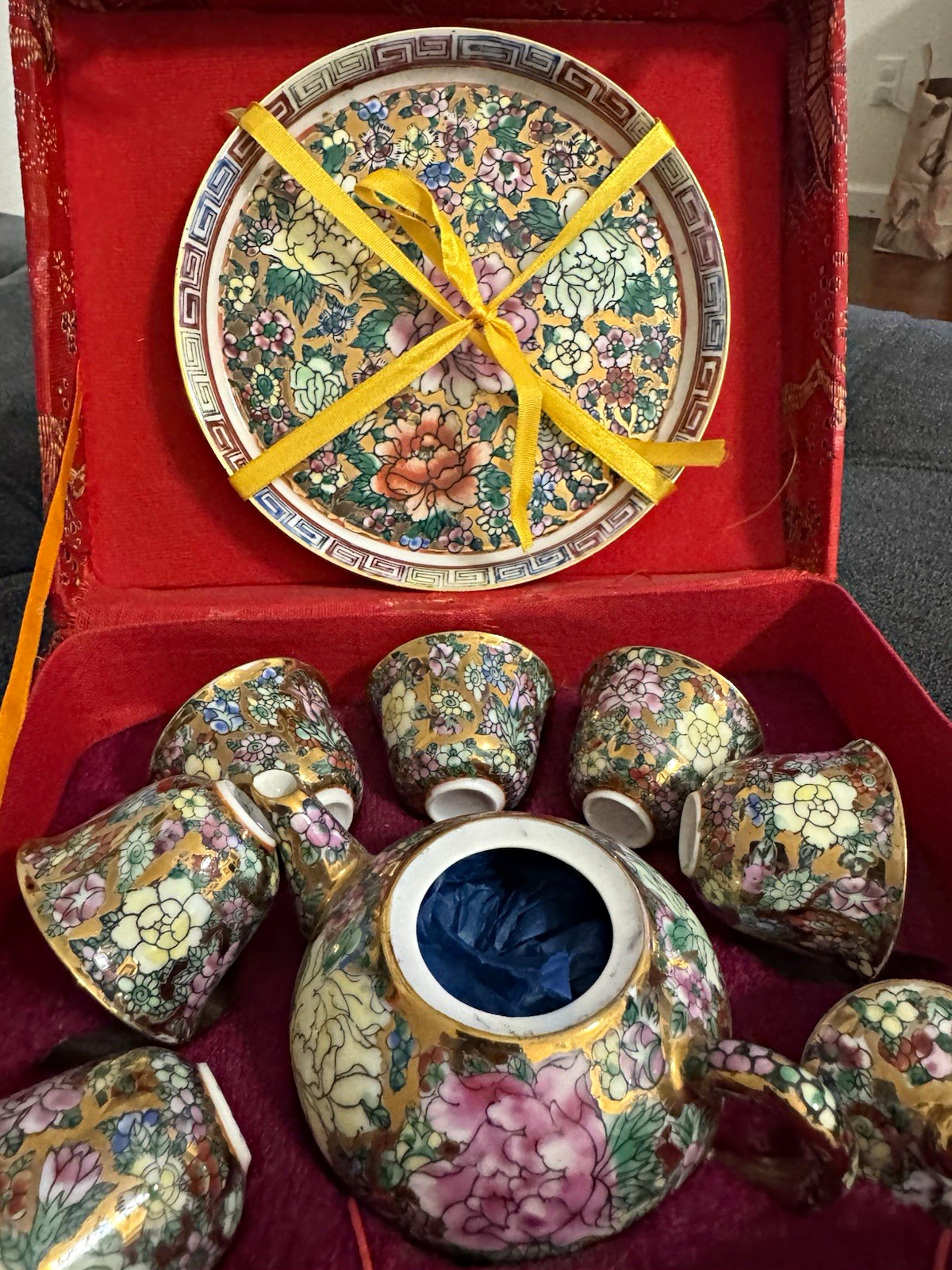 Mini vintage Chinese Floral Porcelain Tea Set w/ Teapot, Cups, Plate. Mini vintage Chinese Floral Porcelain Tea Set w/ Teapot, Cups, Plate.