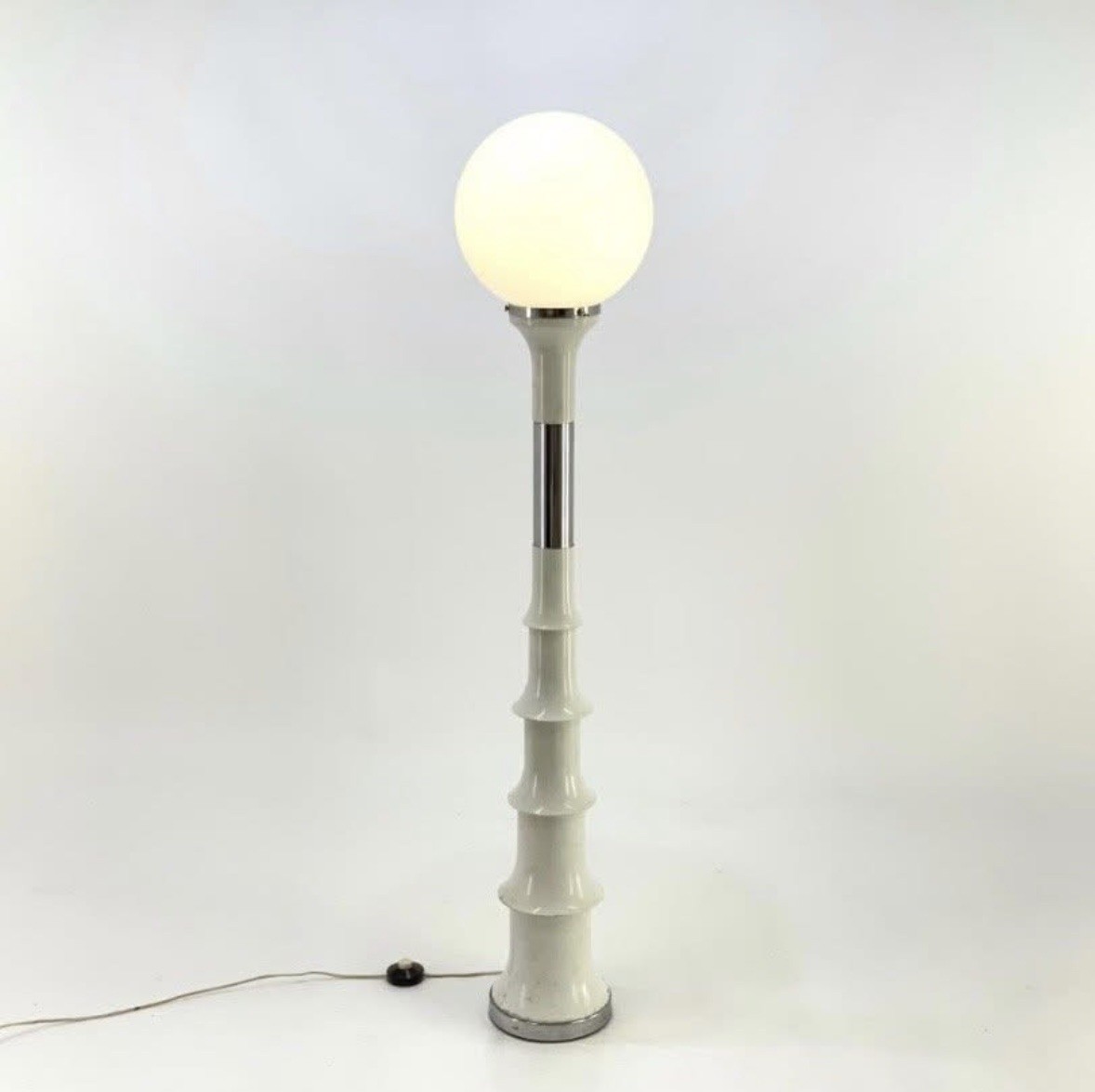 1960’s Vintage Floor Lamp attributed to designer Enrico Tronconi. 1960’s Vintage Floor Lamp attributed to designer Enrico Tronconi.