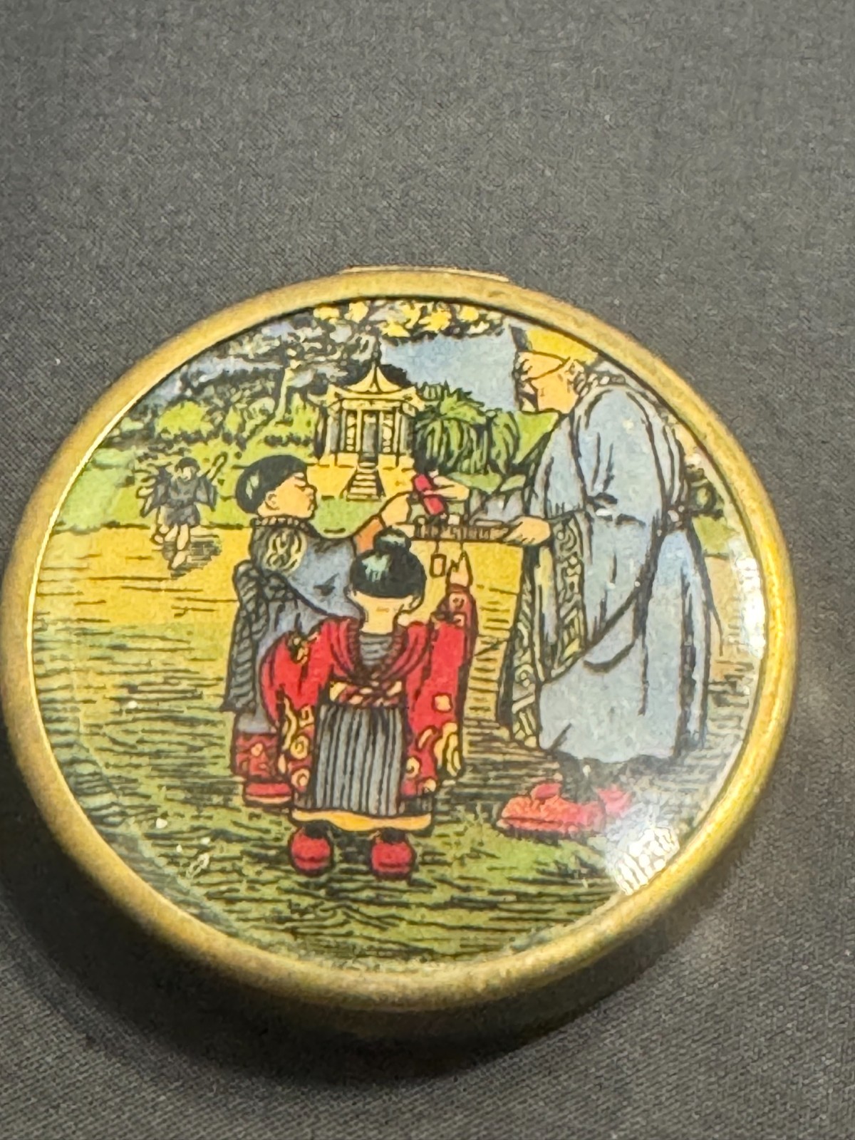 E-135 Vintage loose powder compact (empty) with mirror and enamel Japanese Scene E-135 Vintage loose powder compact (empty) with mirror and enamel Japanese Scene