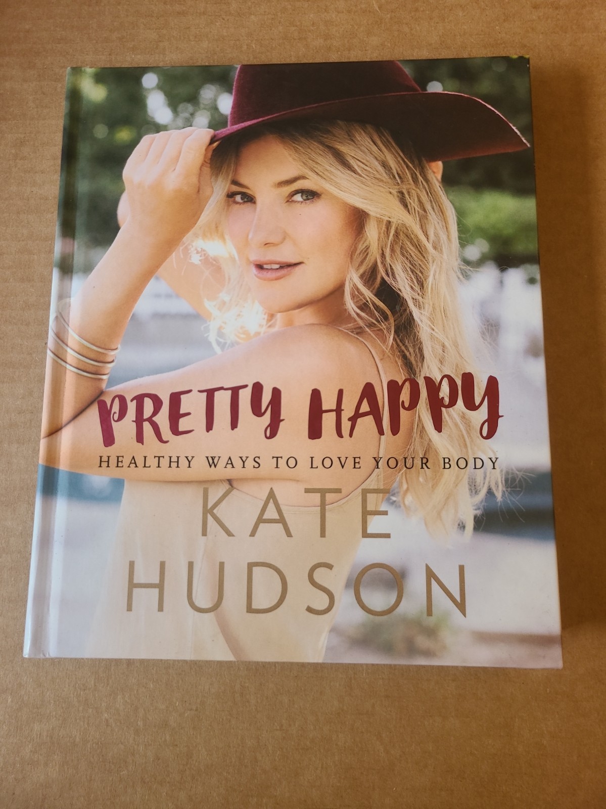 KATE HUDSON SIGNED - PRETTY HAPPY HEALTHY WAYS TO LOVE YOUR BODY KATE HUDSON SIGNED - PRETTY HAPPY HEALTHY WAYS TO LOVE YOUR BODY