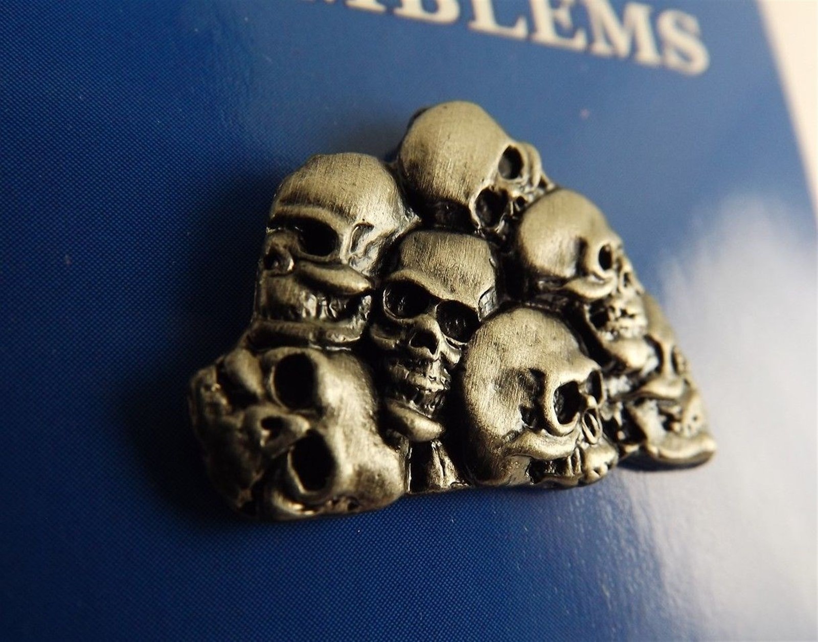 FREE SHIP Lapel Pin Pile Of Skulls Skeletons 1\ FREE SHIP Lapel Pin Pile Of Skulls Skeletons 1\