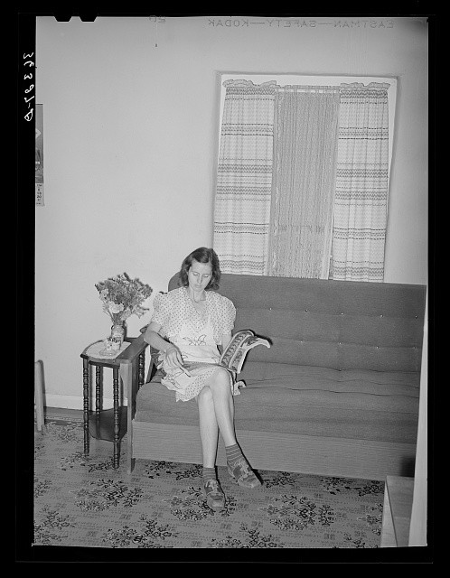 Photo:Casa Grande Valley Farms Arizona 1940 Woman in Living Room