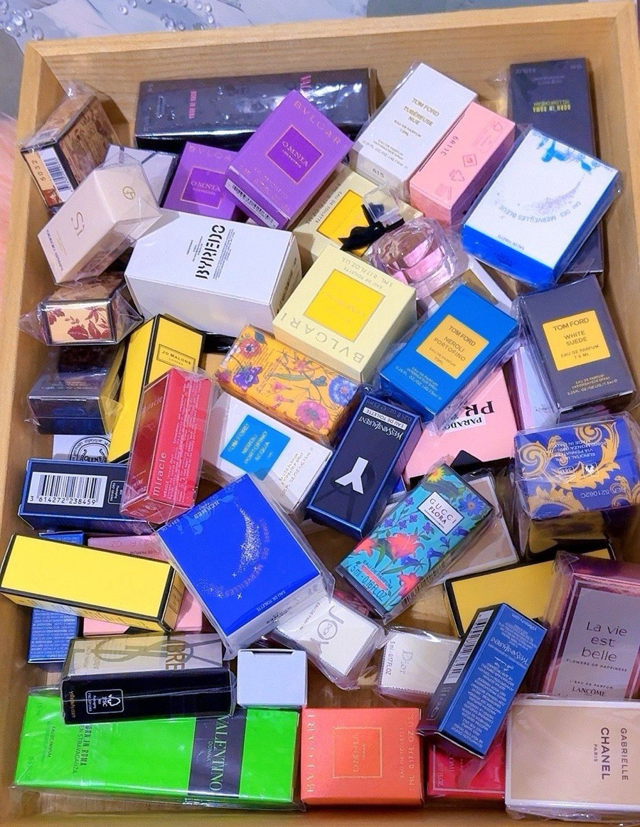 Bvlgari, Tom Ford, Chanel, Gucci, Valentino, Jo Malone Perfume Miniatures Lot Bvlgari, Tom Ford, Chanel, Gucci, Valentino, Jo Malone Perfume Miniatures Lot