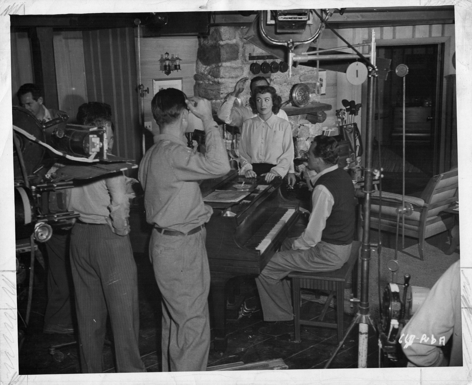 HOLLYWOOD JOAN CRAWFORD DIRECTOR ON SET BEHIND SCENES 1940s Orig PHOTO MA78 HOLLYWOOD JOAN CRAWFORD DIRECTOR ON SET BEHIND SCENES 1940s Orig PHOTO MA78