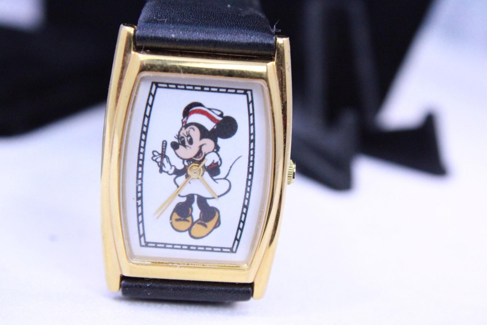 RARE 1/250 Disneyland Cast Exclusive Minnie Mouse Nurse Watch Team Center RARE 1/250 Disneyland Cast Exclusive Minnie Mouse Nurse Watch Team Center