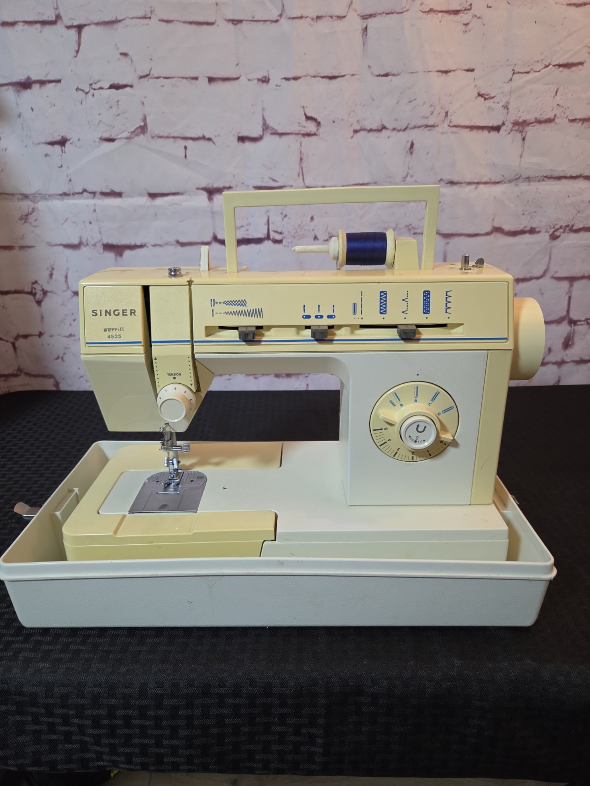Singer Merritt 4525 Free Arm Sewing Machine w/ Foot Pedal & Case - Vintage WORKS Singer Merritt 4525 Free Arm Sewing Machine w/ Foot Pedal & Case - Vintage WORKS