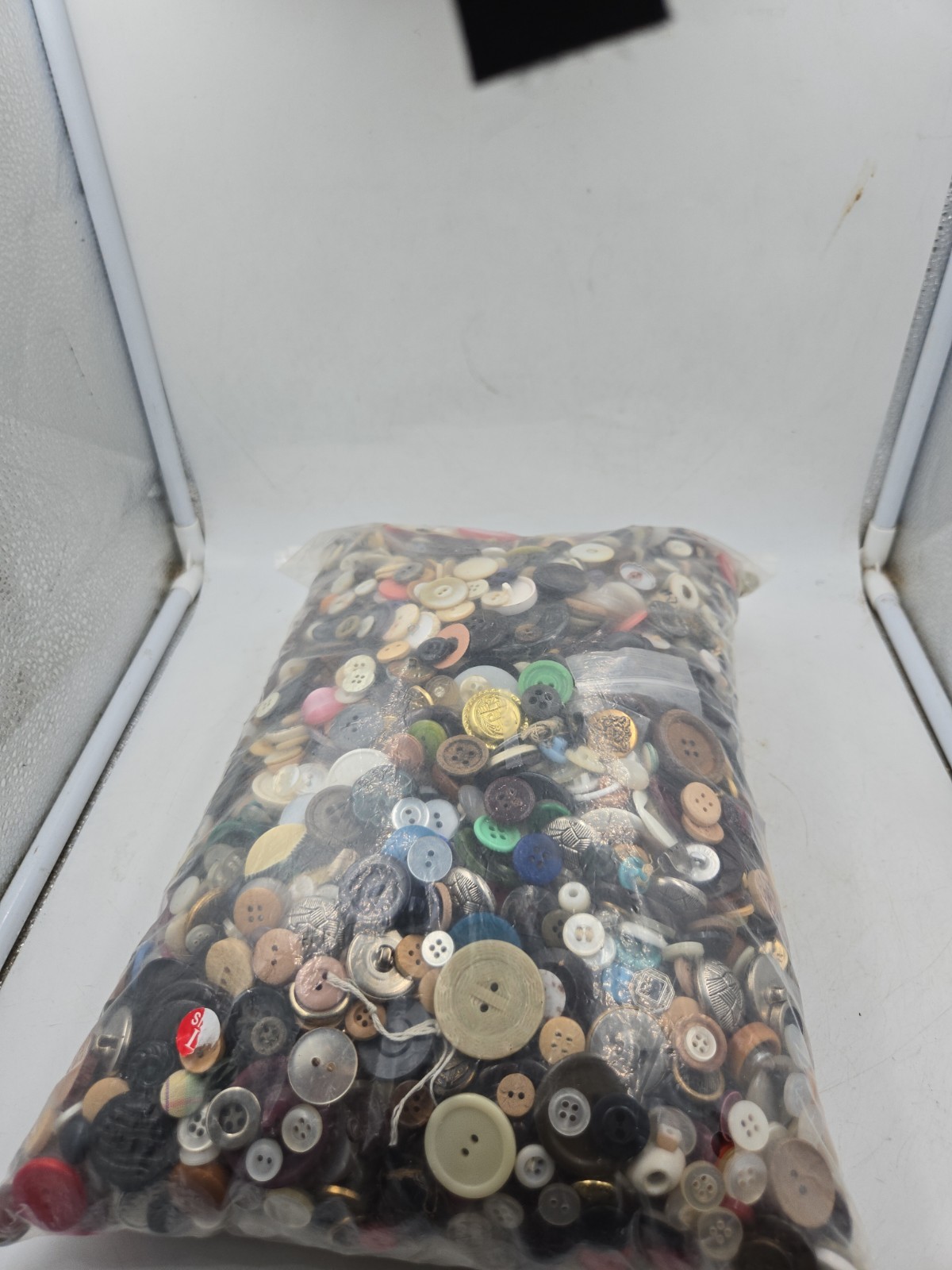Lot Of Just Over 10 Lbs Of Vintage Buttons A Wide Variety Lot Of Just Over 10 Lbs Of Vintage Buttons A Wide Variety