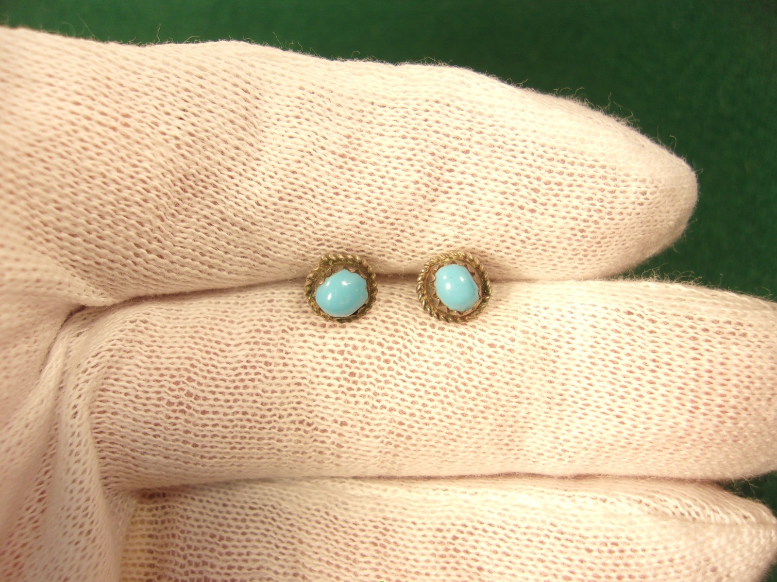 VERY PRETTY LITTLE VTG PAIR OF STERLING SILVER & NATURAL TURQUOISE STUD EARRINGS