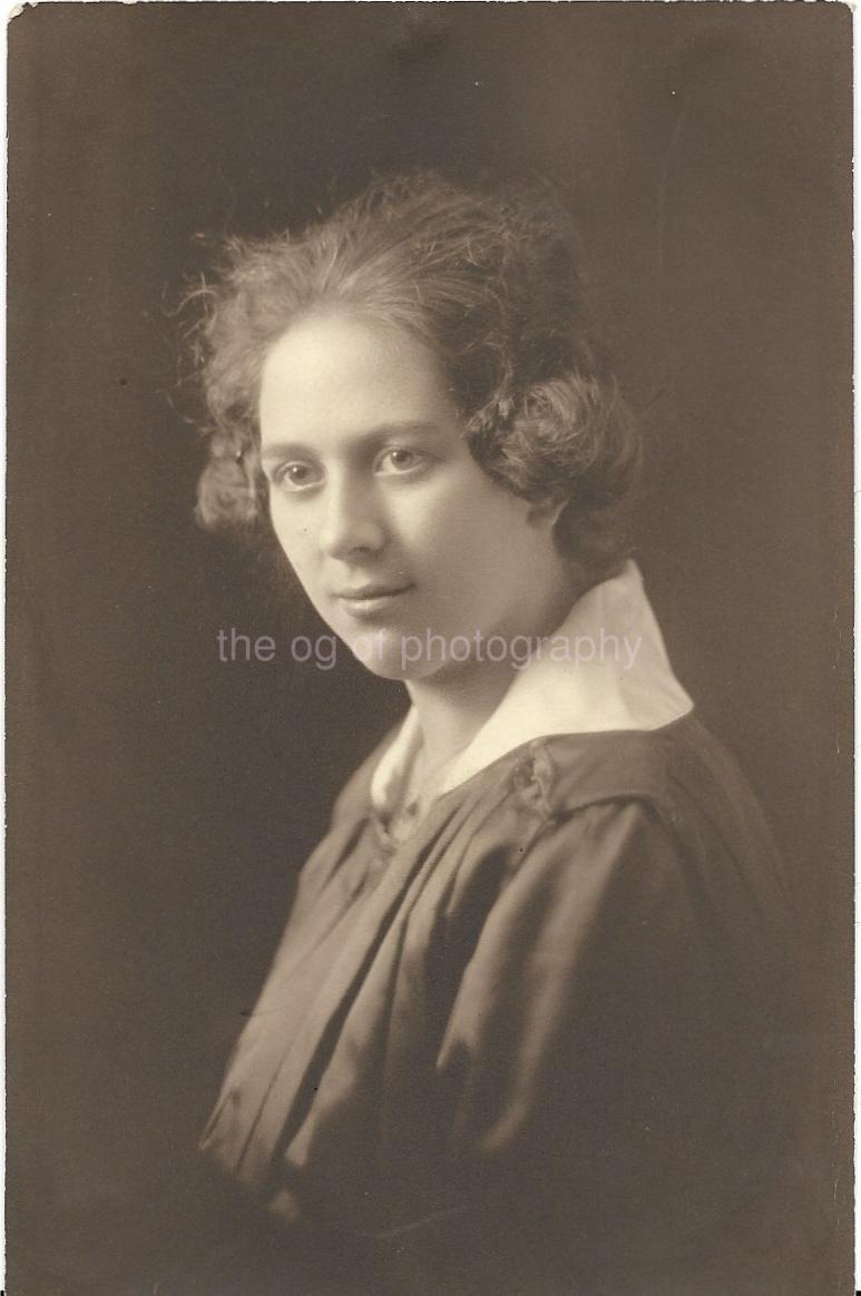 EARLY 20th CENTURY WOMAN Found PHOTO Original BLACK AND WHITE Portrait 210 54 Q