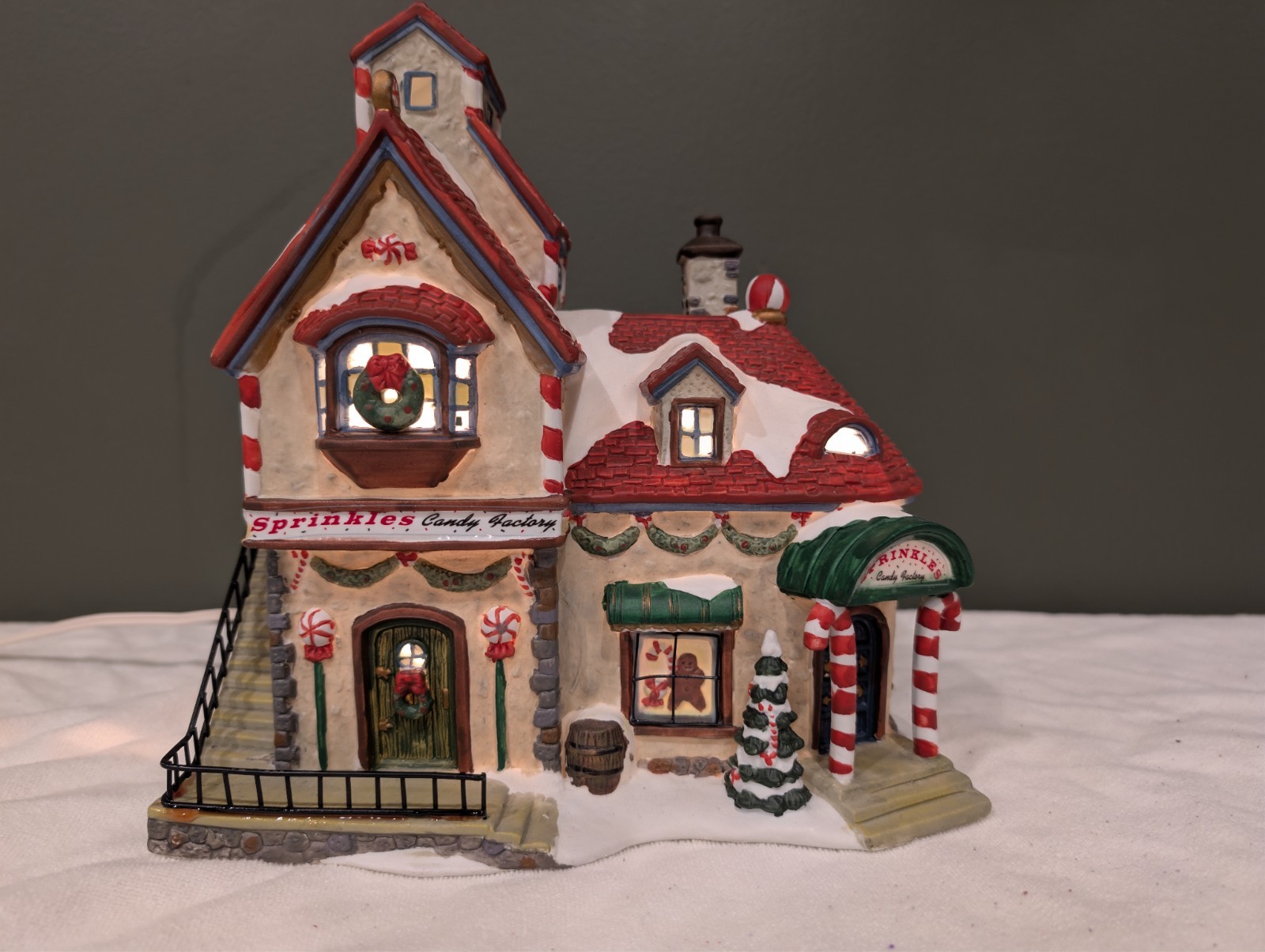 St Nicholas Square Christmas Village Lot 27 Figurines 6 Buildings Lights Tested St Nicholas Square Christmas Village Lot 27 Figurines 6 Buildings Lights Tested