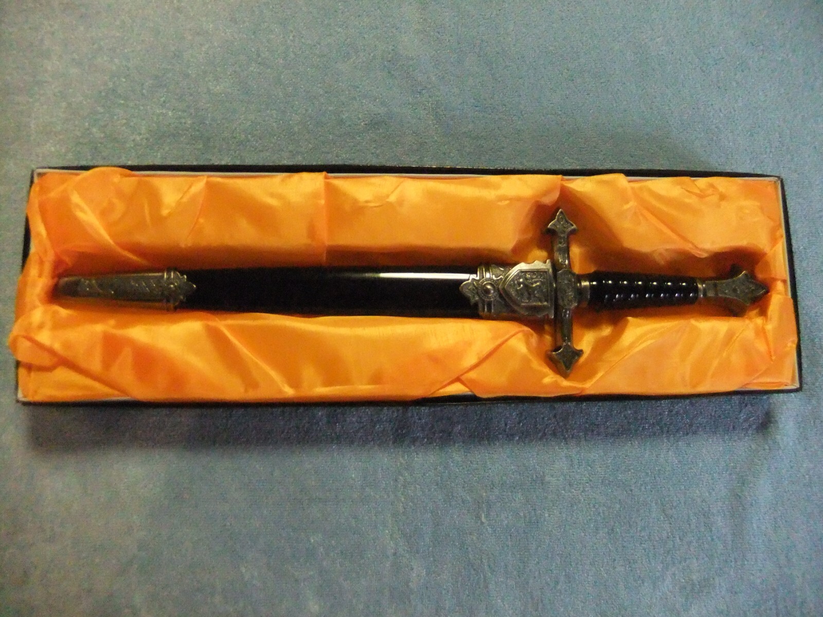 Medieval English Dagger, French Influence with Fleur-de-lis Quillons Medieval English Dagger, French Influence with Fleur-de-lis Quillons