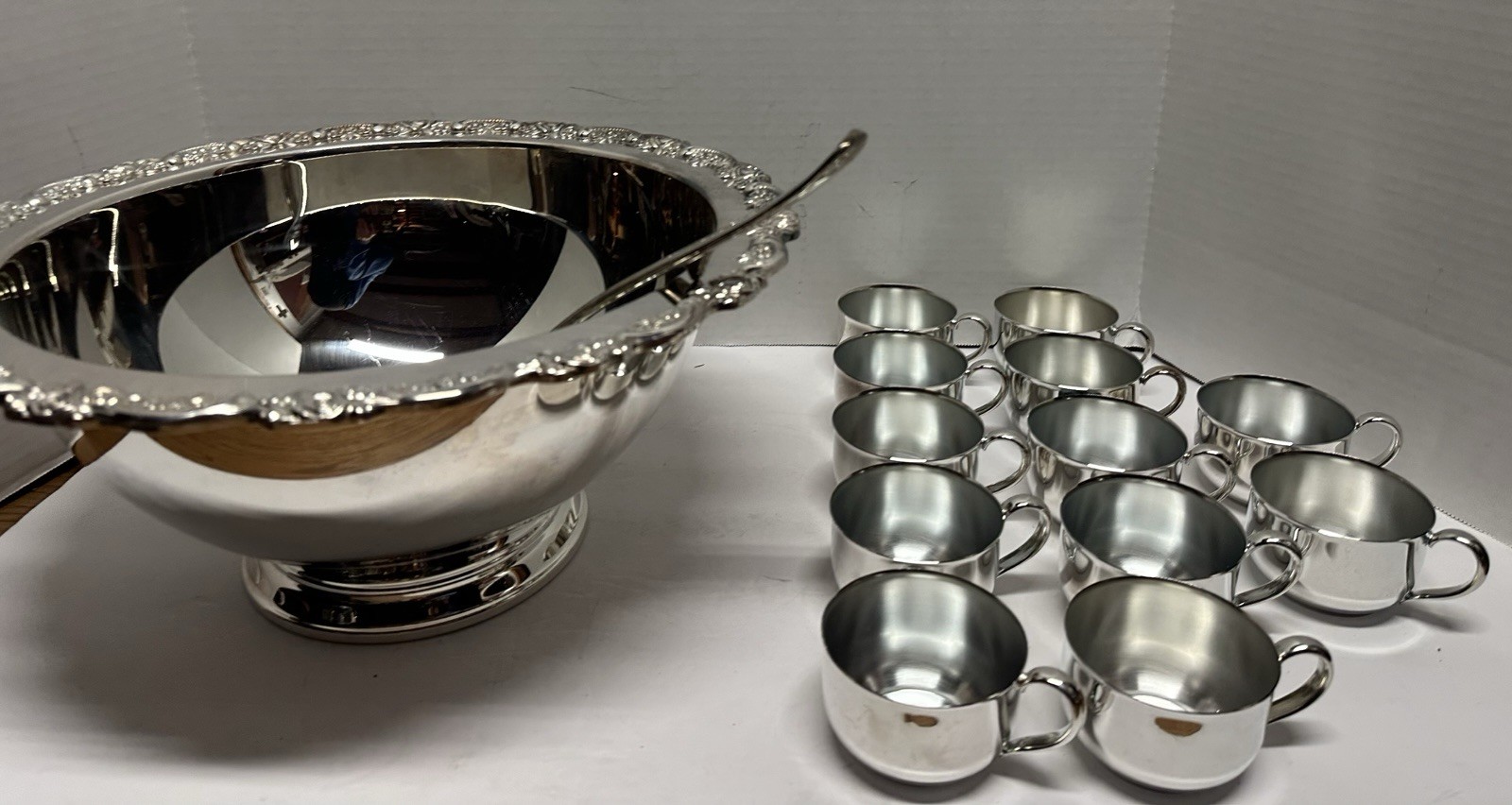VTG Oneida De Maurier Silver Plate Punch Bowl Set With 12 Cups Ladle VTG Oneida De Maurier Silver Plate Punch Bowl Set With 12 Cups Ladle