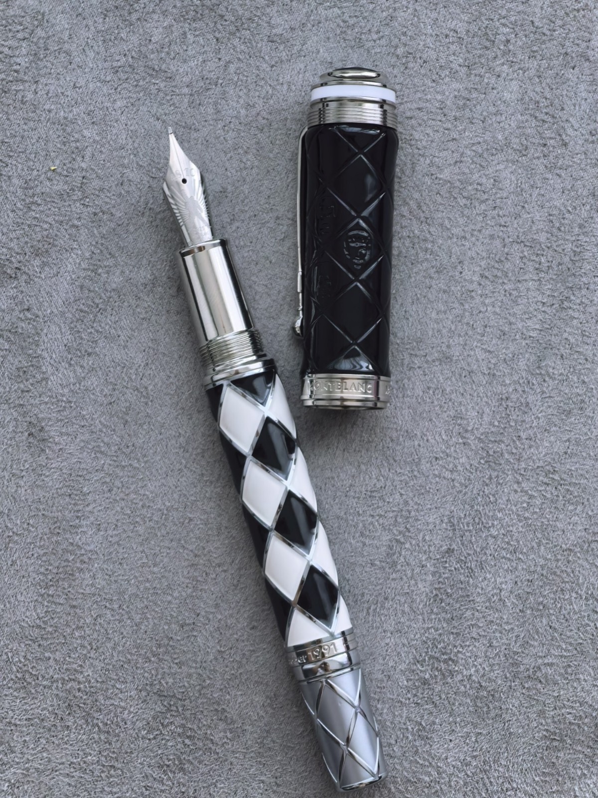 Montblanc Great Characters Homage to Queen Fountain Pen Black/White Diamond Grid Montblanc Great Characters Homage to Queen Fountain Pen Black/White Diamond Grid