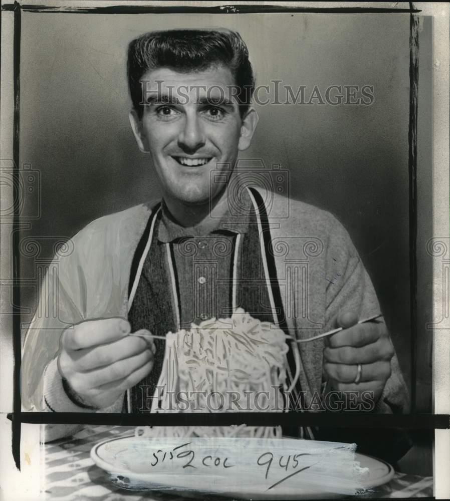 1960 Press Photo Cardinals' baseball player Ernie Broglio eating spaghetti