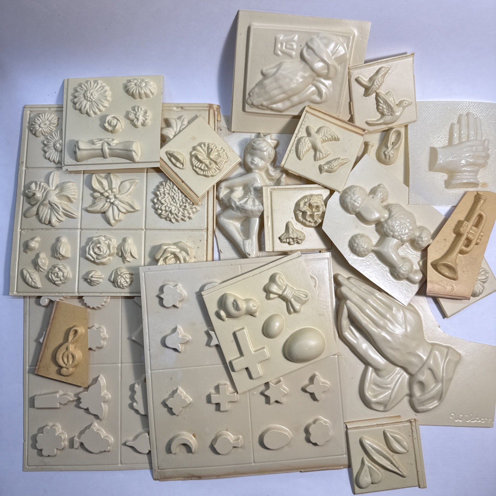 VTG WILTON MOLDS LOT CHICAGO WHITE PLASTIC SUGAR CANDY Religious Holiday & Misc VTG WILTON MOLDS LOT CHICAGO WHITE PLASTIC SUGAR CANDY Religious Holiday & Misc