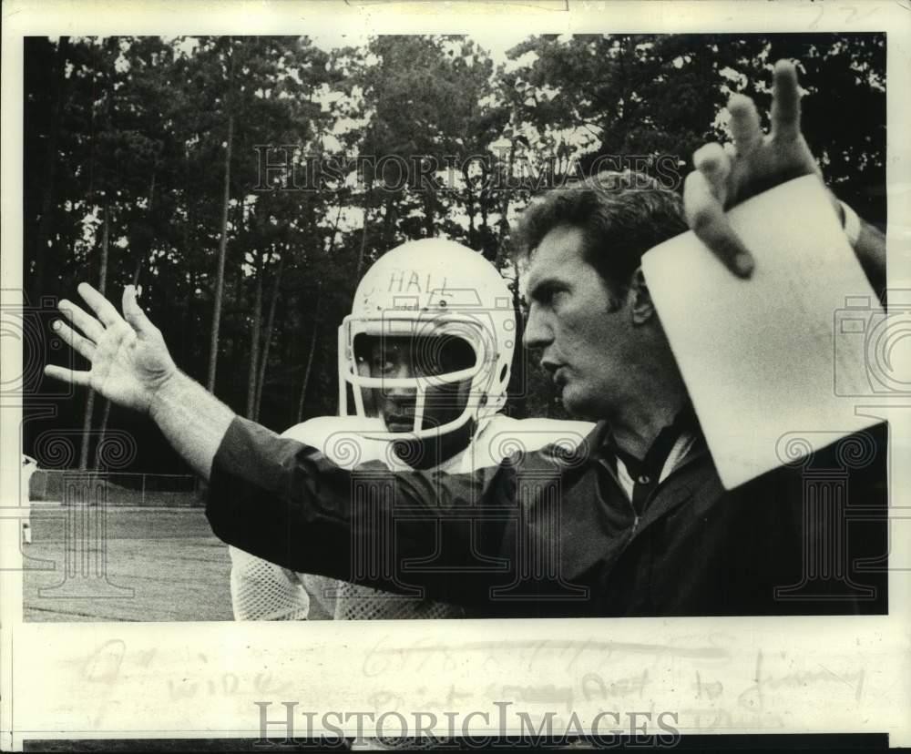 1977 Press Photo Wave coach Oscar Lofton explains play to Carl Hall - nob70105