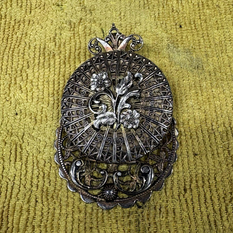 Vintage Ornate Double Photo Locket. Vintage Ornate Double Photo Locket.