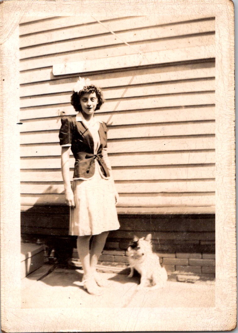VINTAGE ORIGINAL PHOTO 1930s 1940s Young Woman Lady Dog Pet Fluffy White Puppy VINTAGE ORIGINAL PHOTO 1930s 1940s Young Woman Lady Dog Pet Fluffy White Puppy